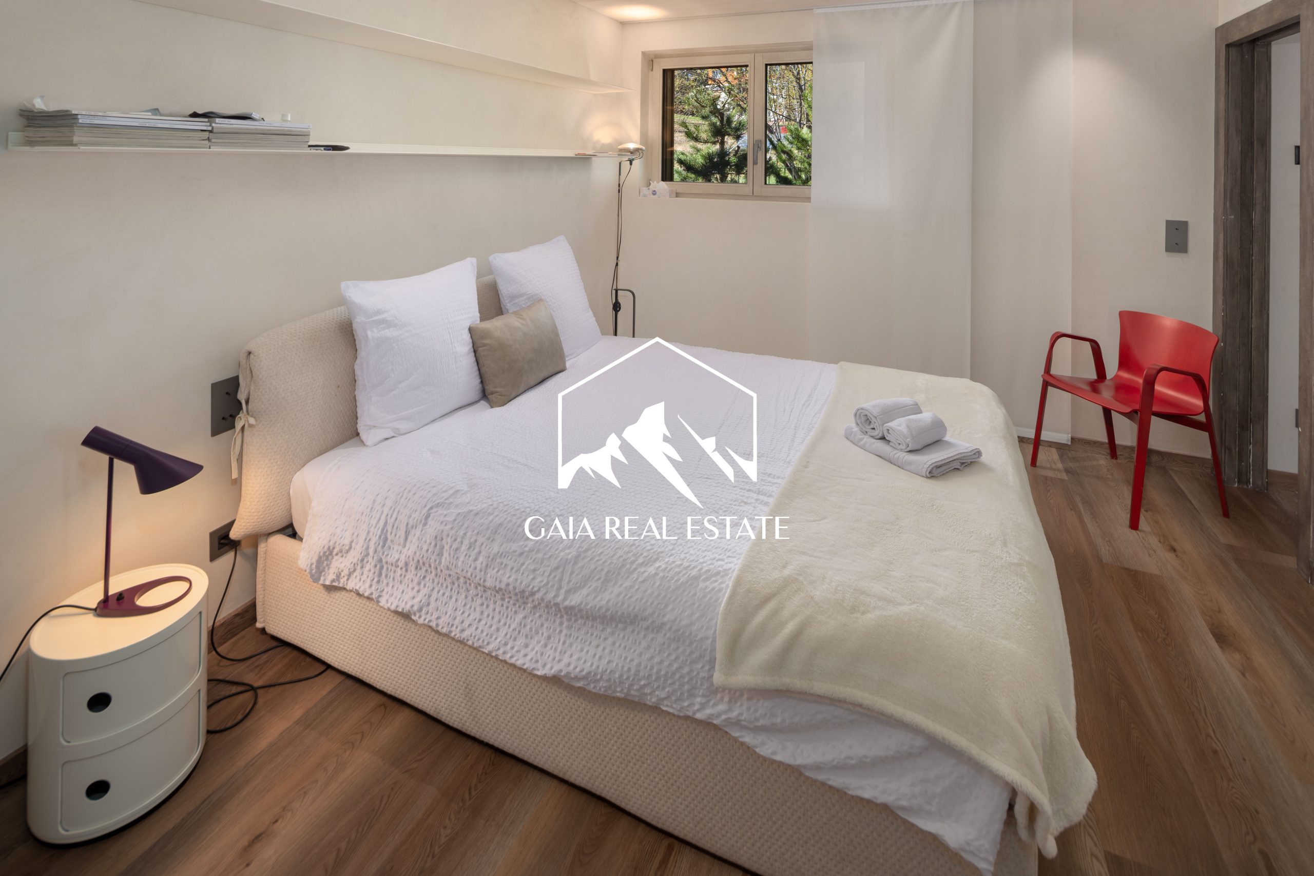 Helles, minimalistisches Schlafzimmer mit Naturholzboden