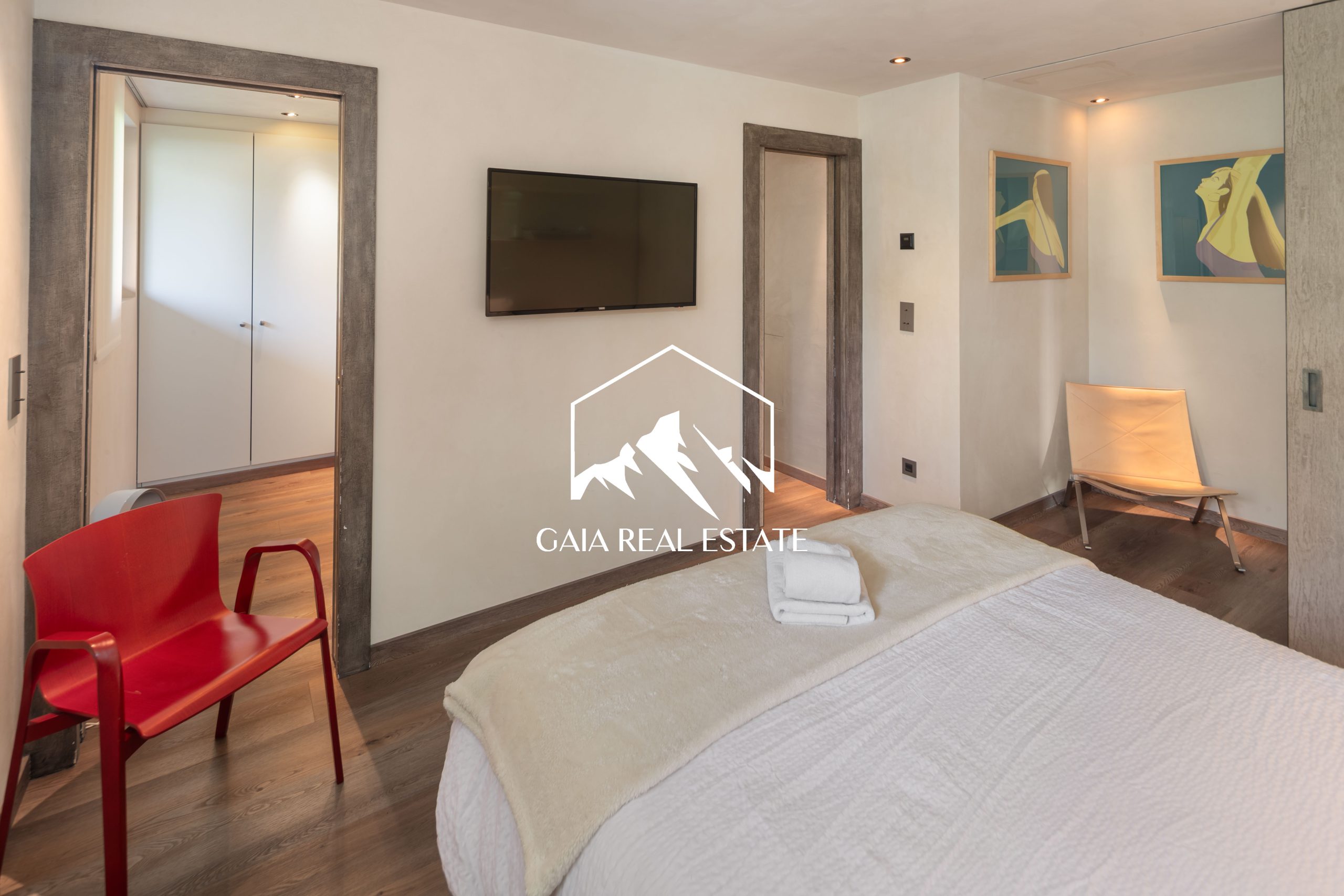 Modernes Schlafzimmer mit Spiegeln und Kunst