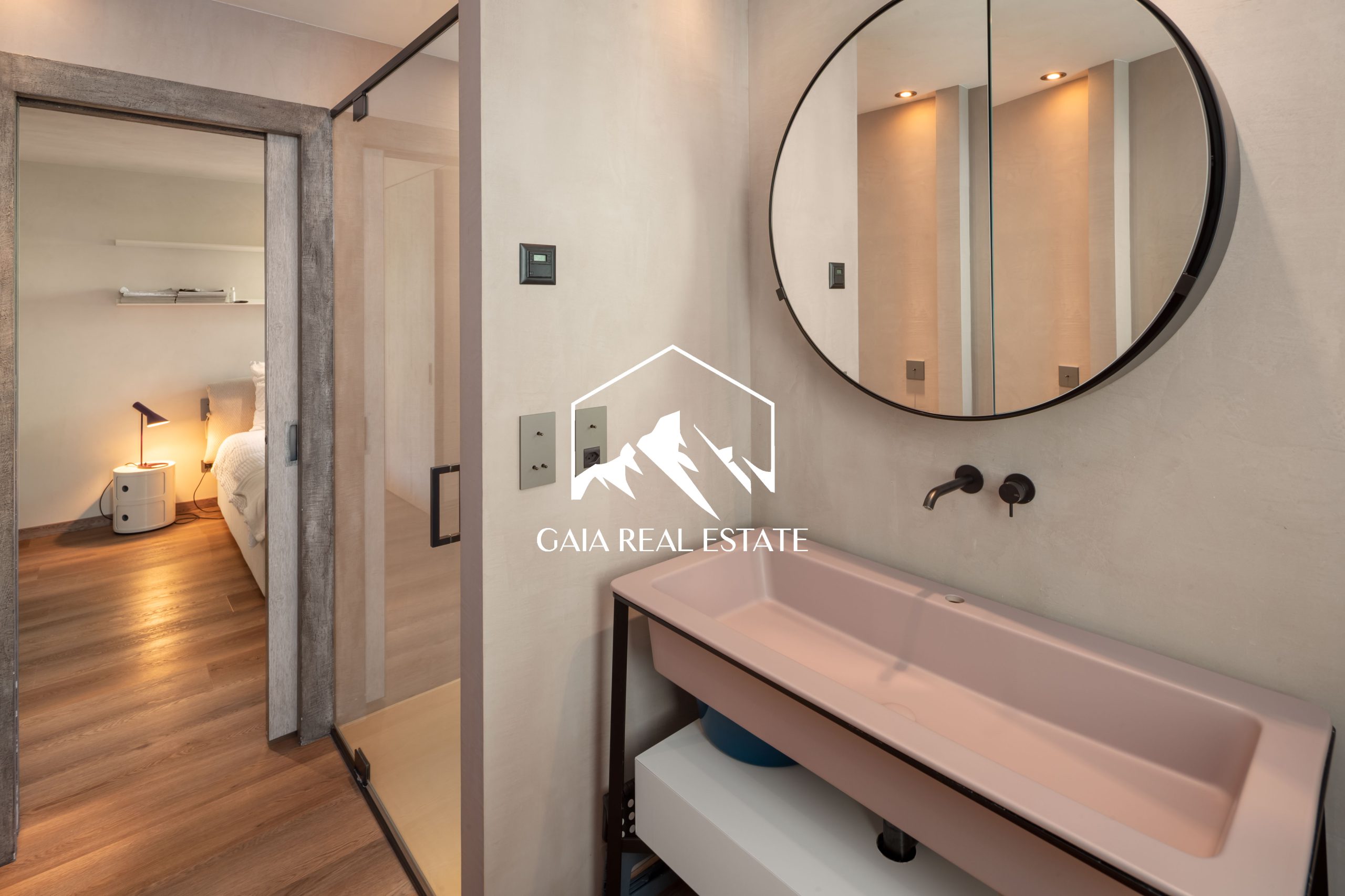 Modernes Bad mit Blick ins Schlafzimmer
