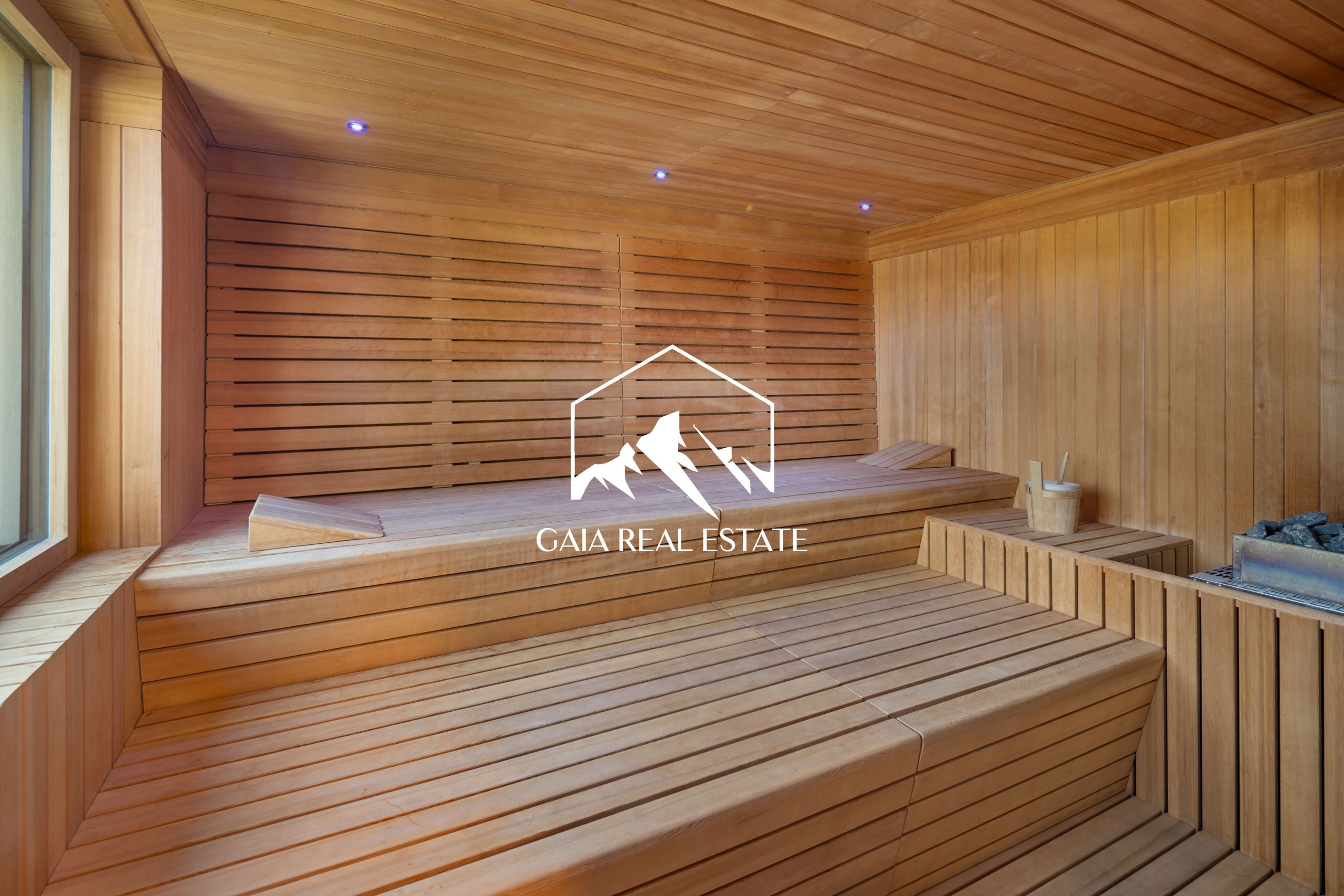 Holzverkleideter Sauna-Innenraum