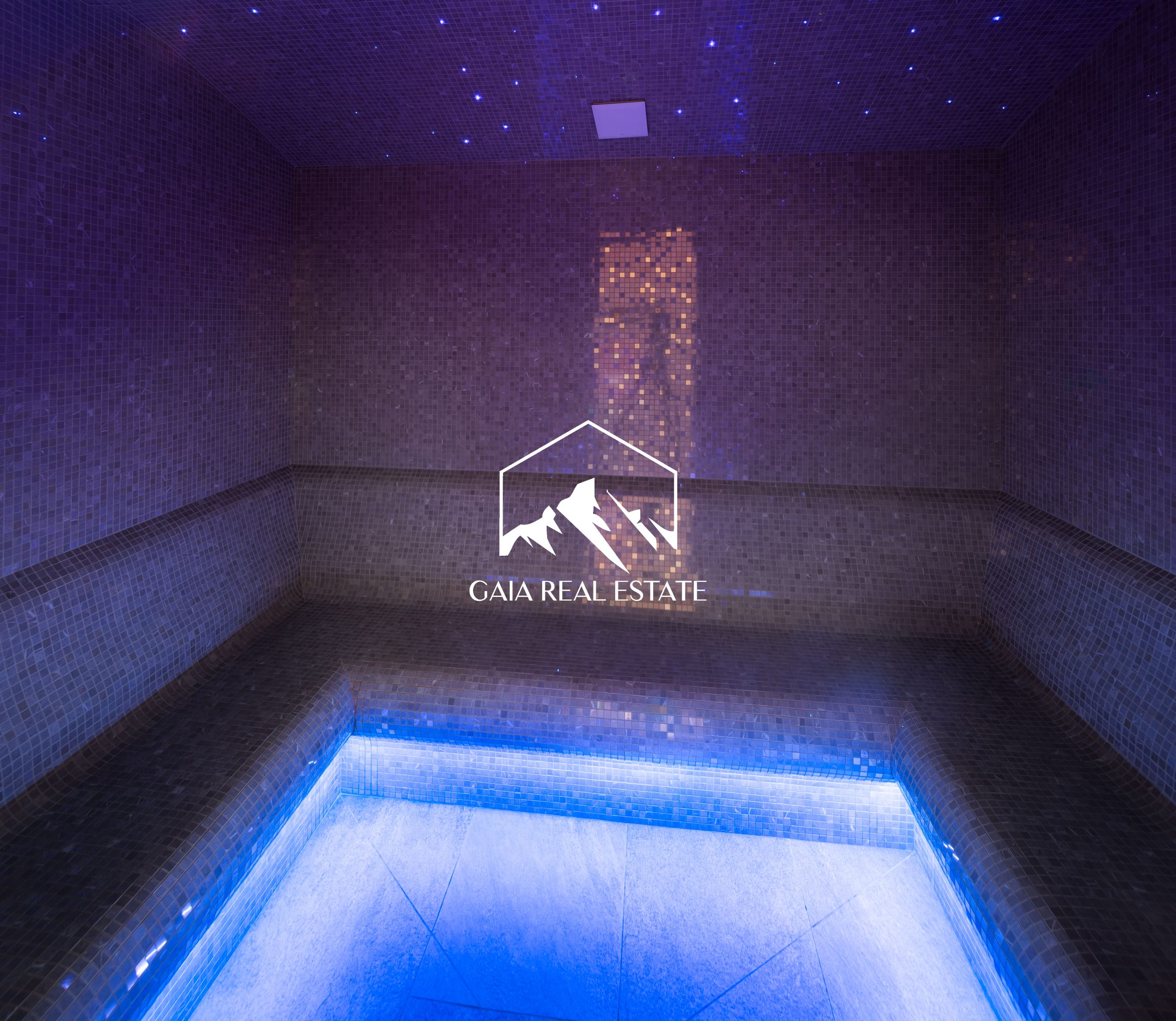 Innenansicht eines Spa-/Wellnessbereichs mit Pool