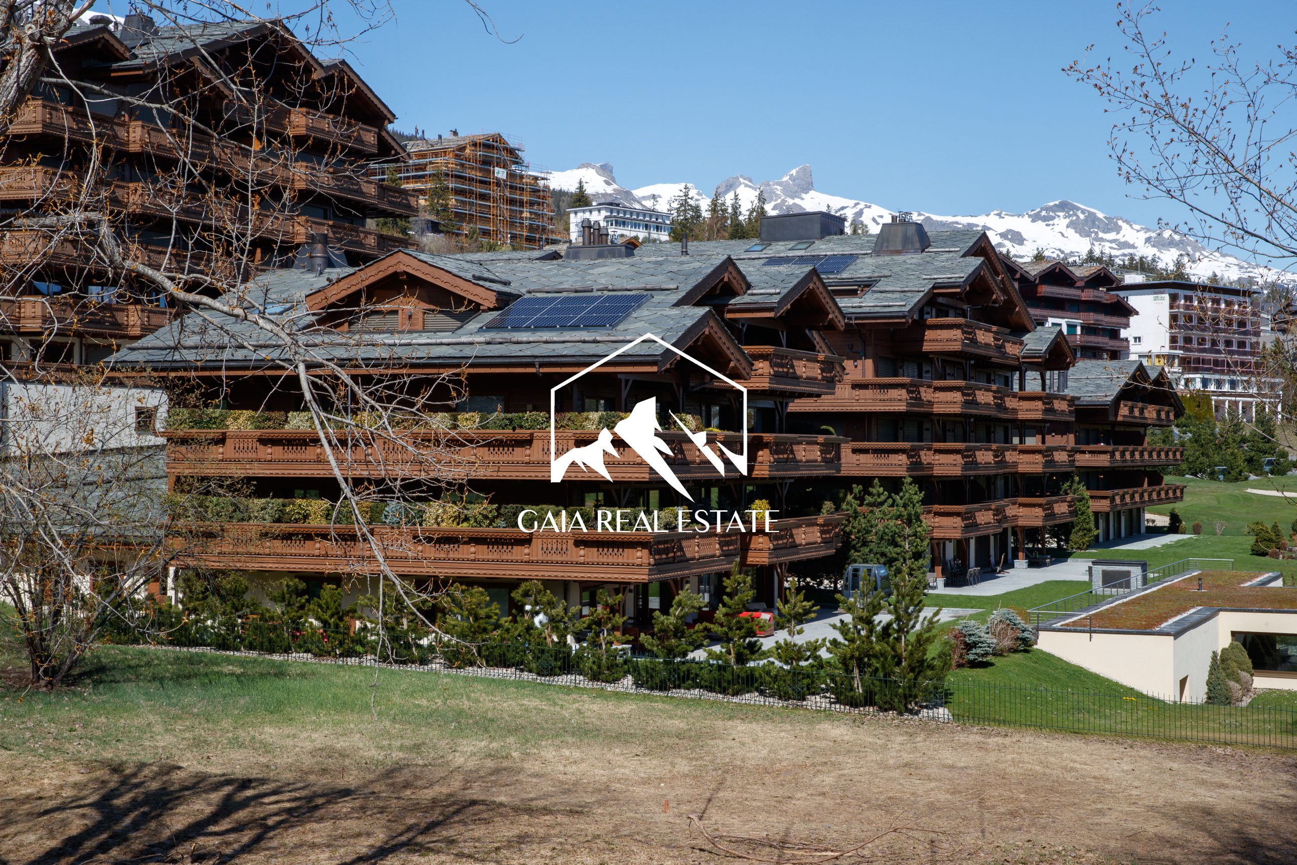 Alpines Resortgebäude mit Bergkulisse