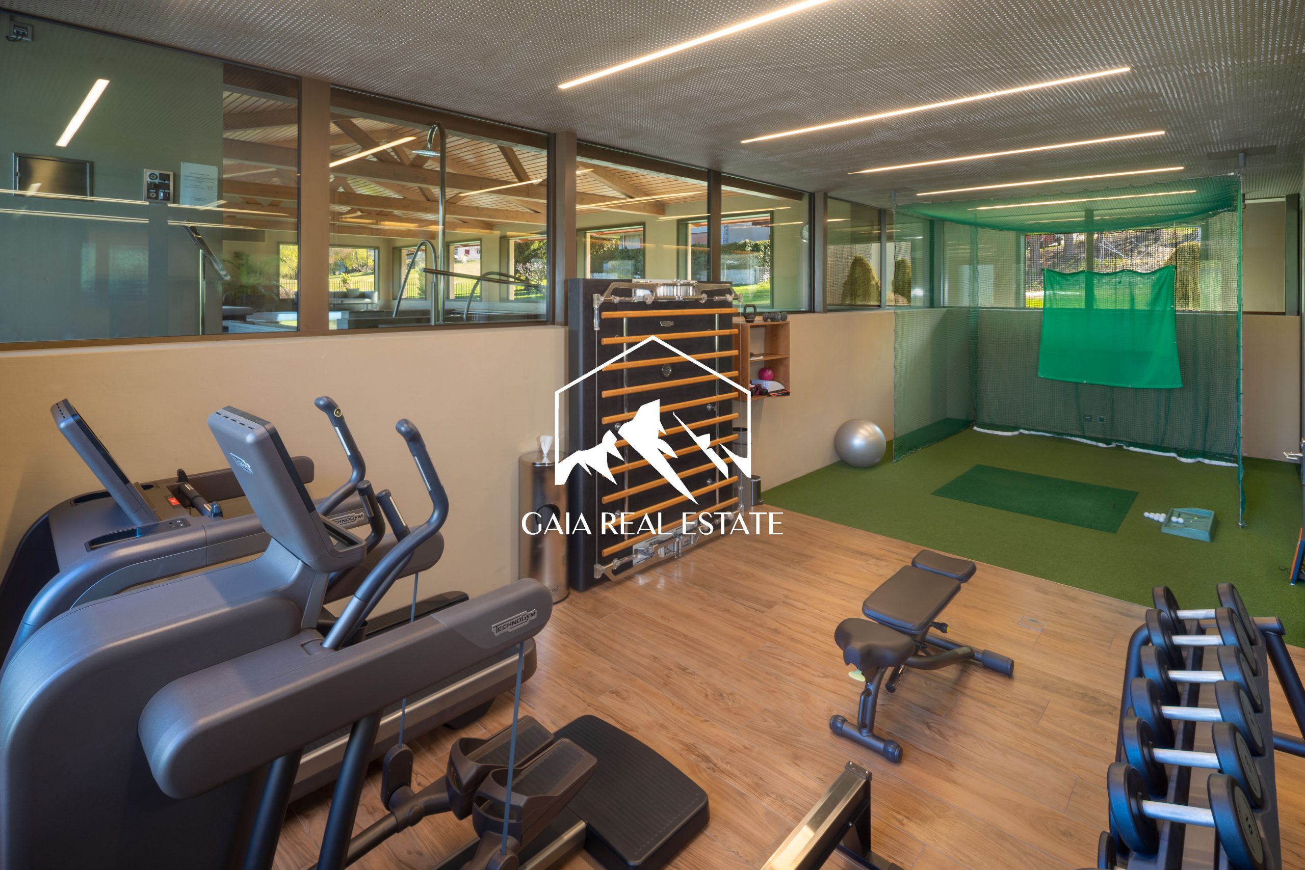 Fitnessraum mit Geräten