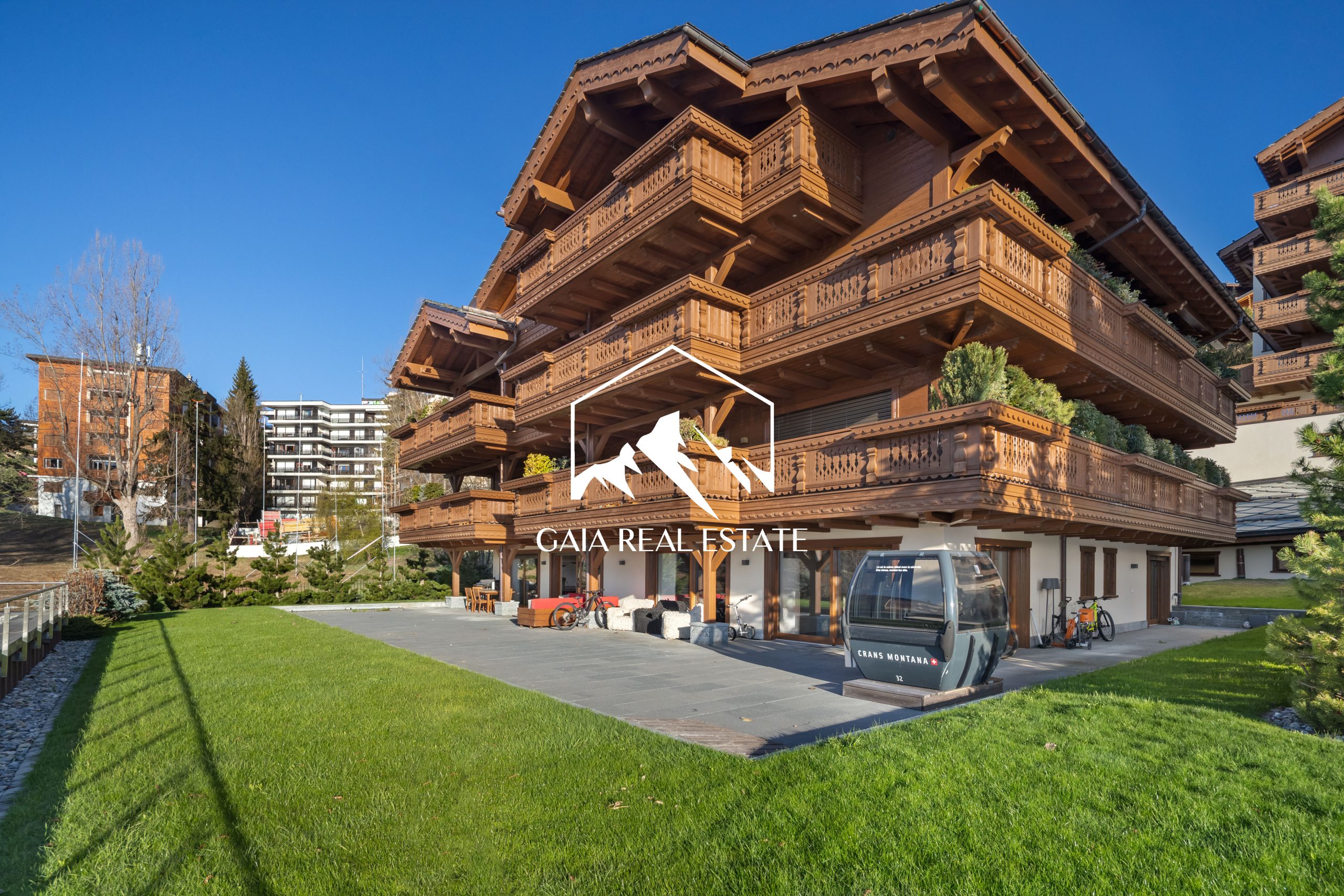 Alpines Mehrfamilienhaus mit Holzfassade