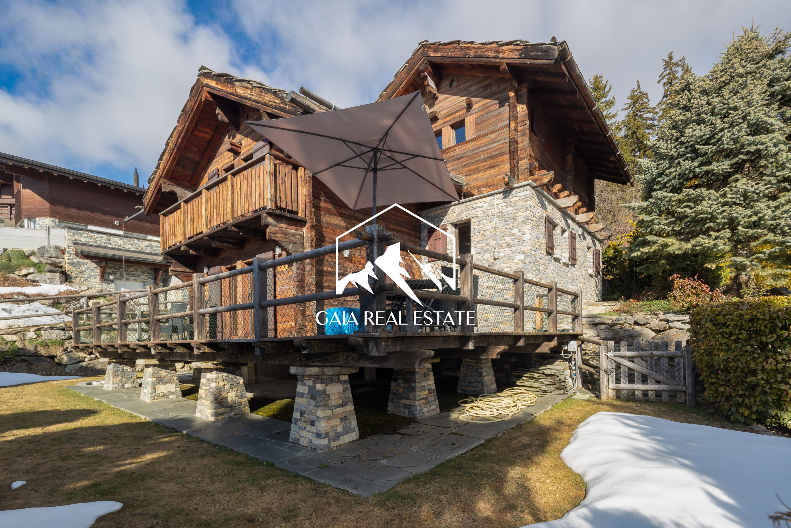 Alpines Holzchalet mit Terrasse