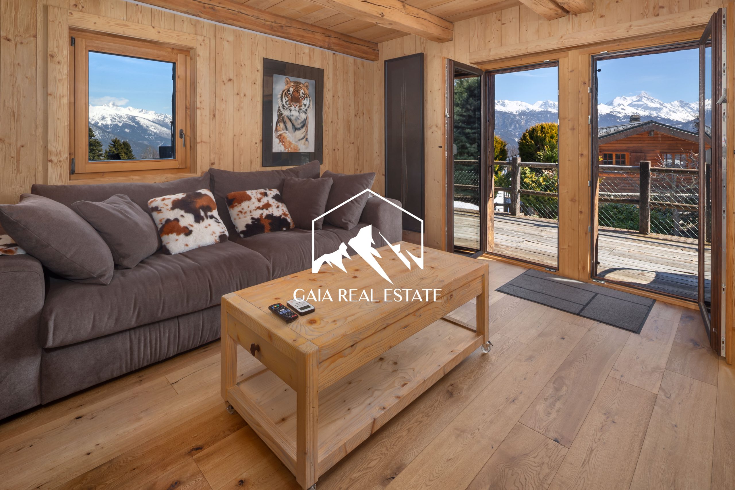 Gemütliches alpines Wohnzimmer mit Bergblick
