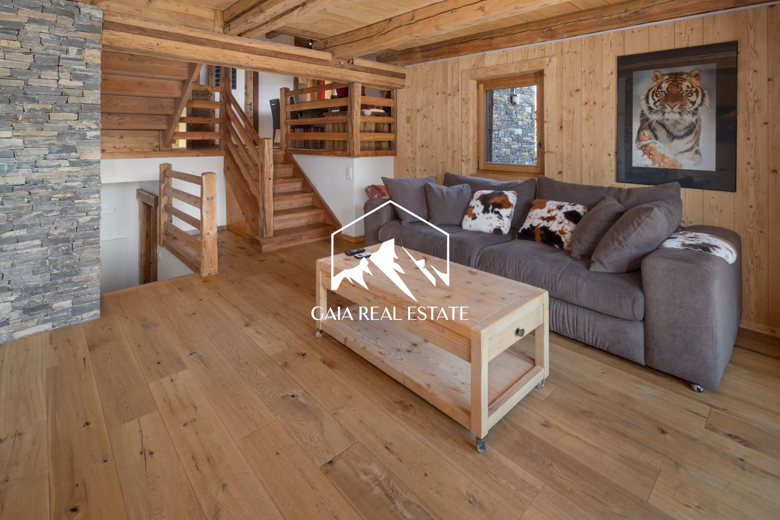 Gemütliches Wohnloft mit Holzausstattung