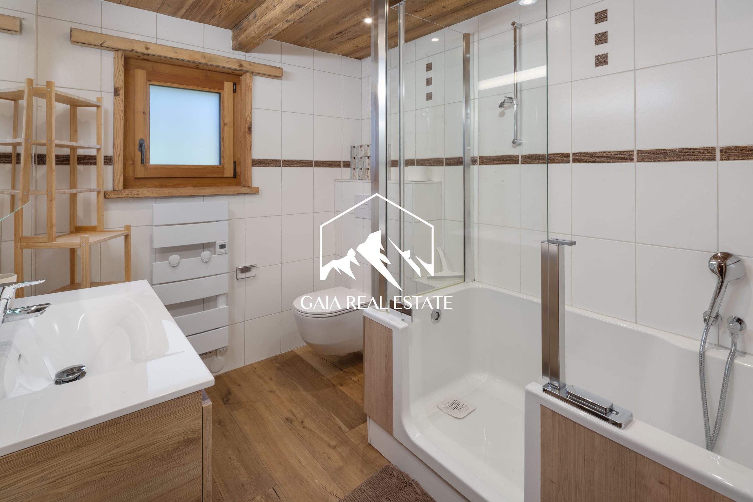 Modernes Badezimmer mit Badewanne und Dusche