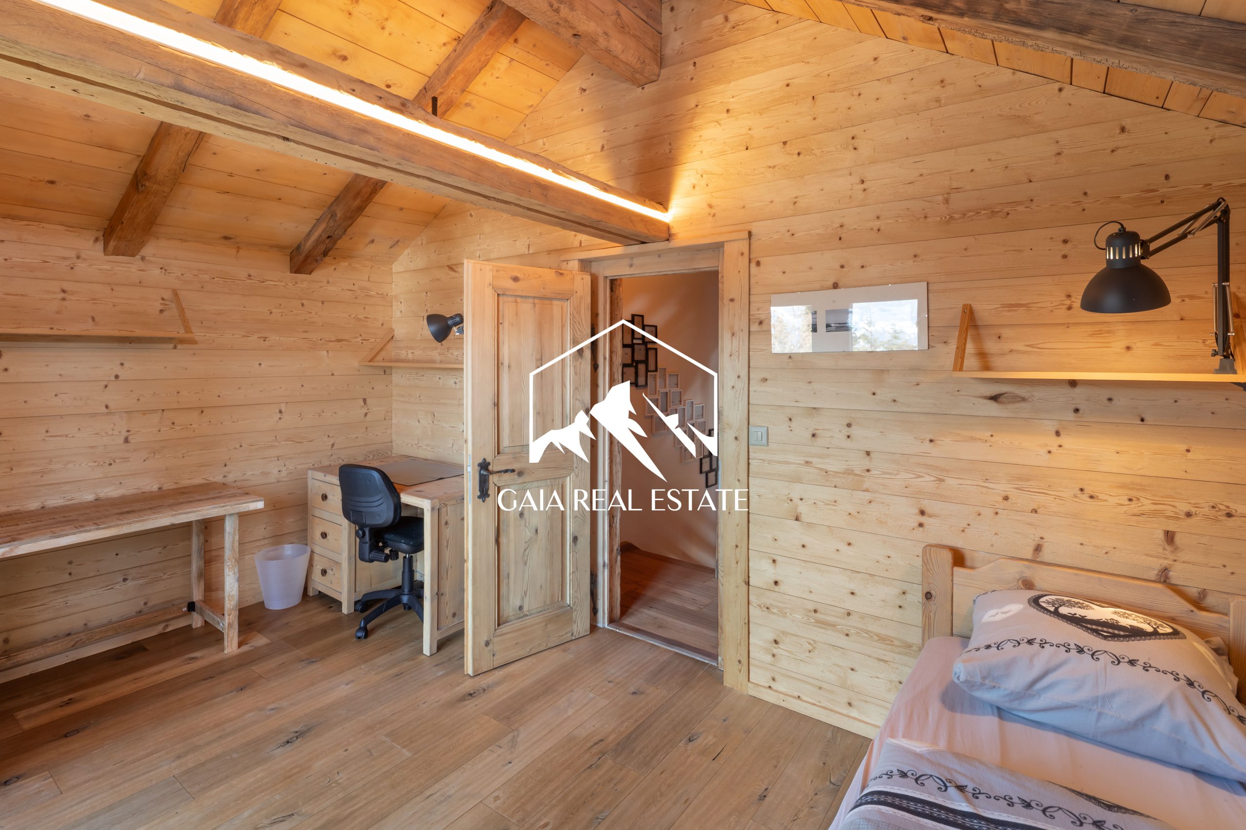 Gemütliches Holz-Schlafzimmer mit Home-Office-Ecke