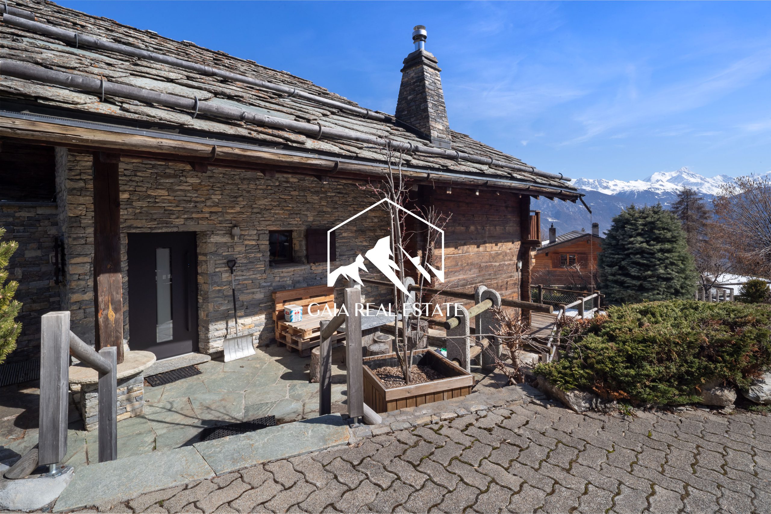 Alpen-Chalet mit Naturstein- und Holzfassade