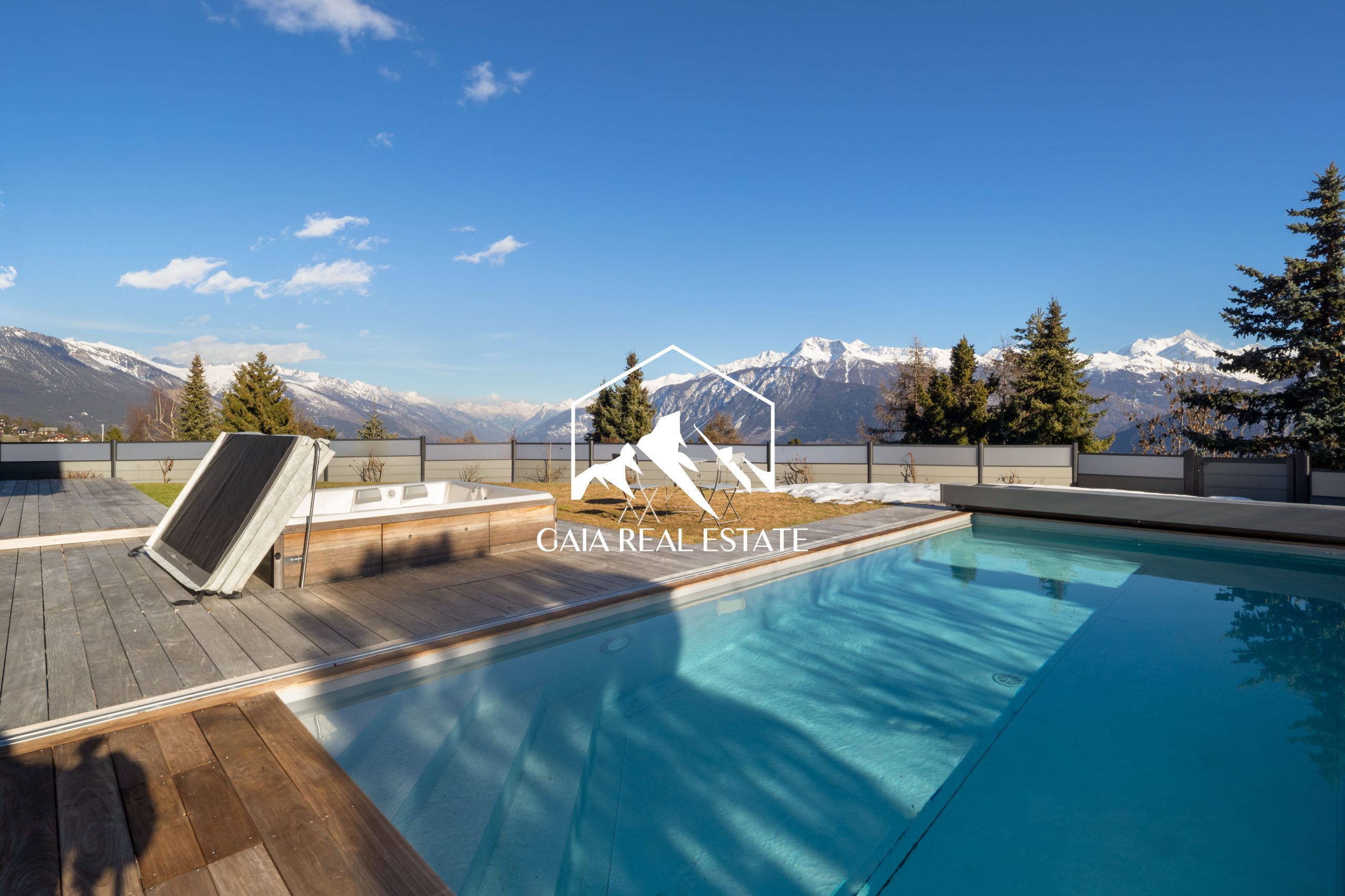 Terrasse mit Pool und Bergblick