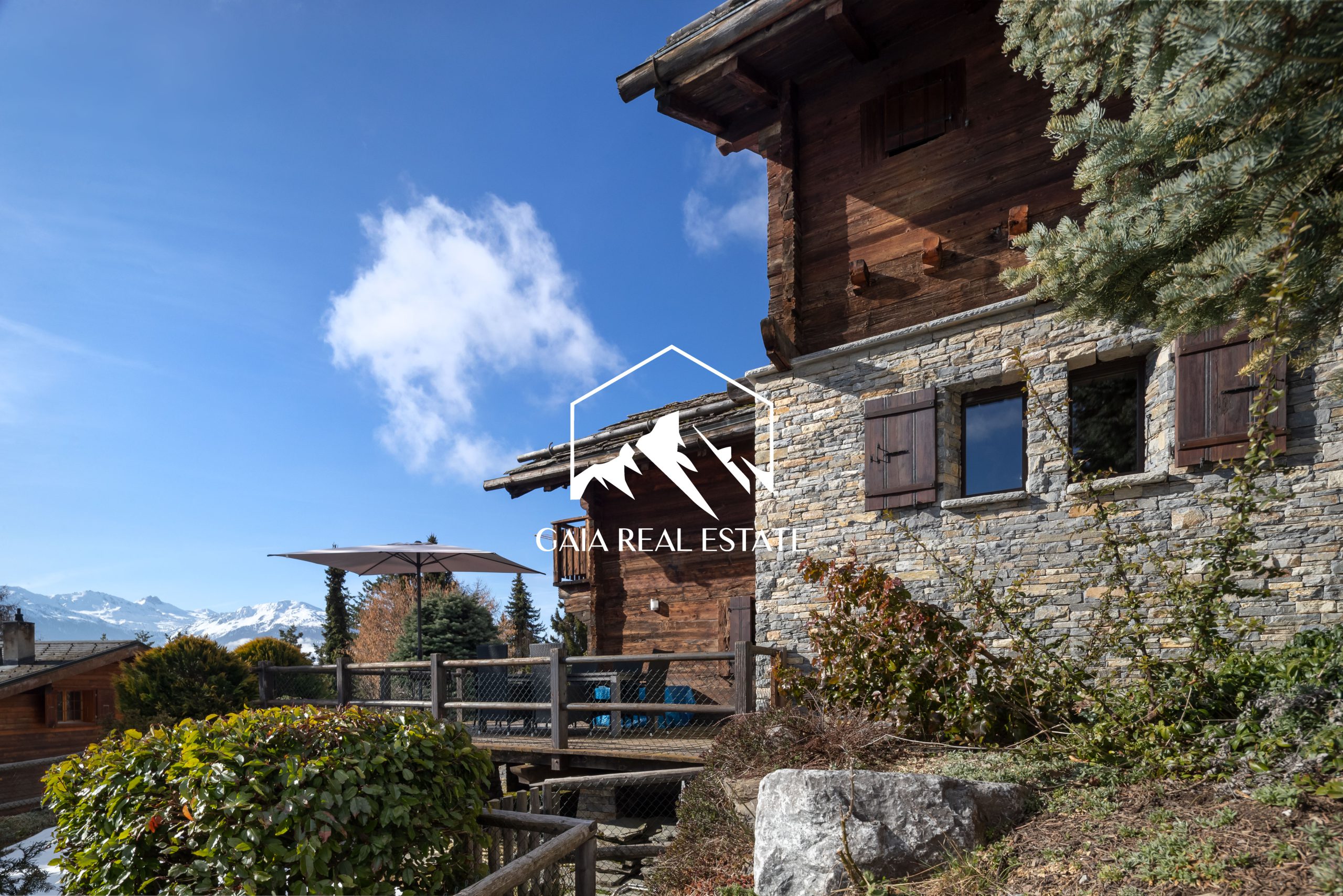 Alpines Chalet mit Stein- und Holzfassade