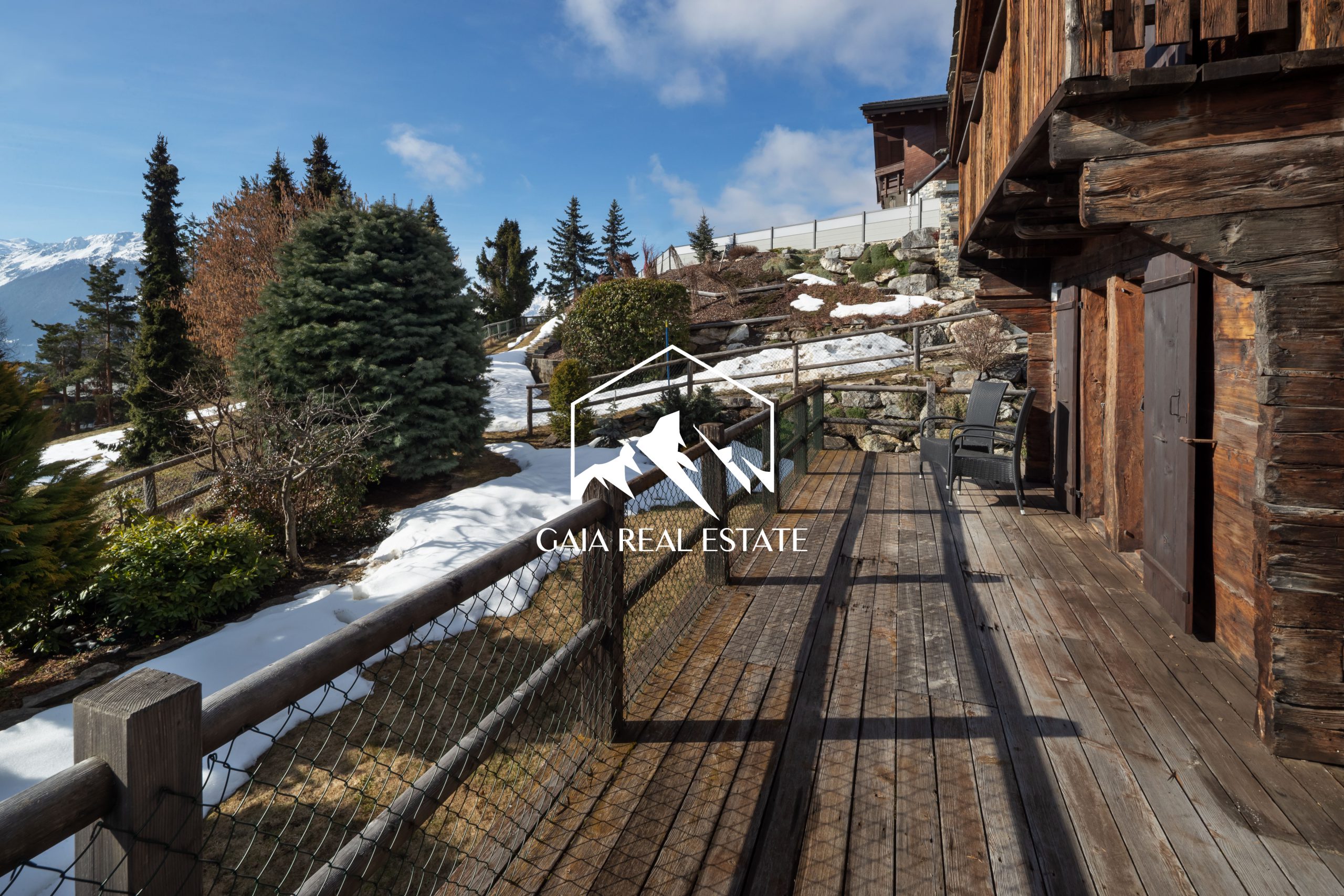 Alpen-Terrasse mit Holzbalkon und Bergblick