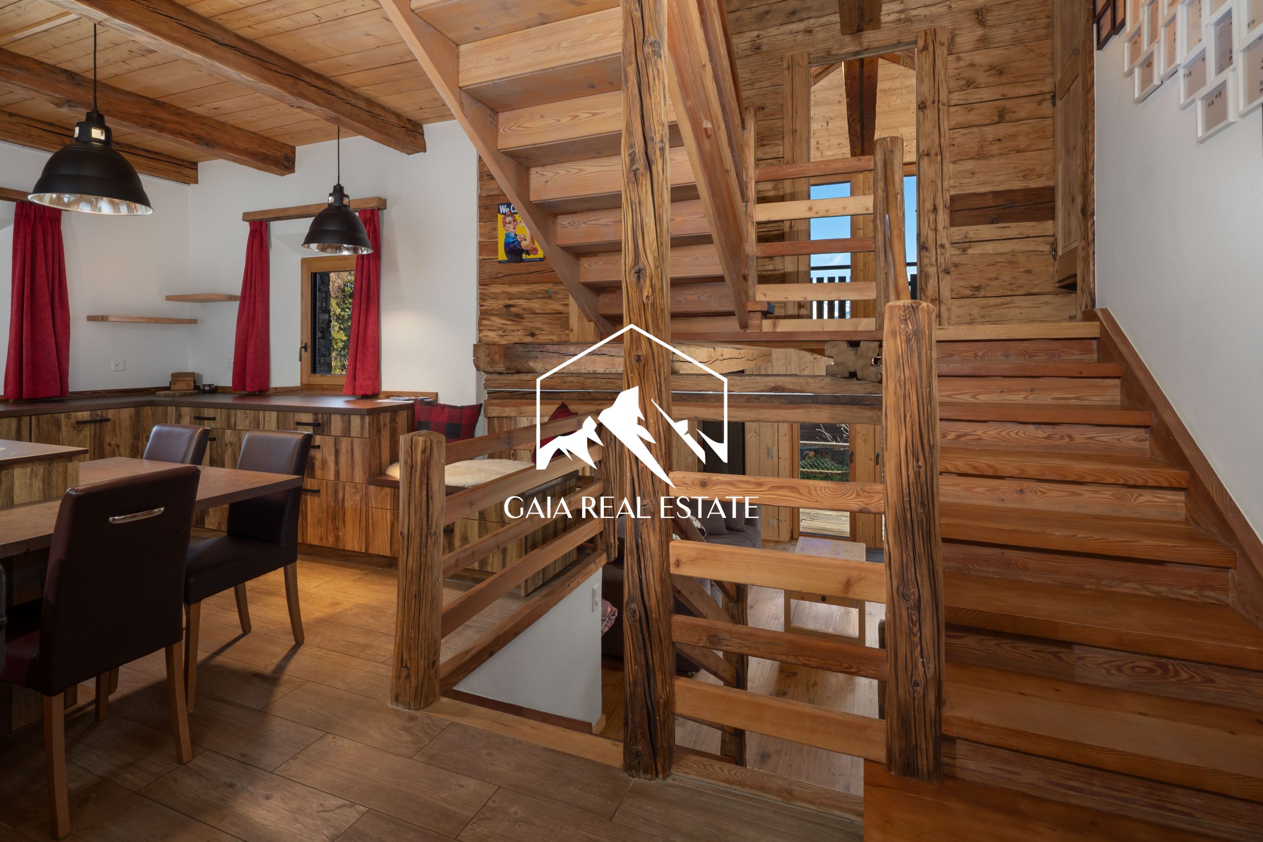 Rustikale Holztreppe in offenem Wohnraum