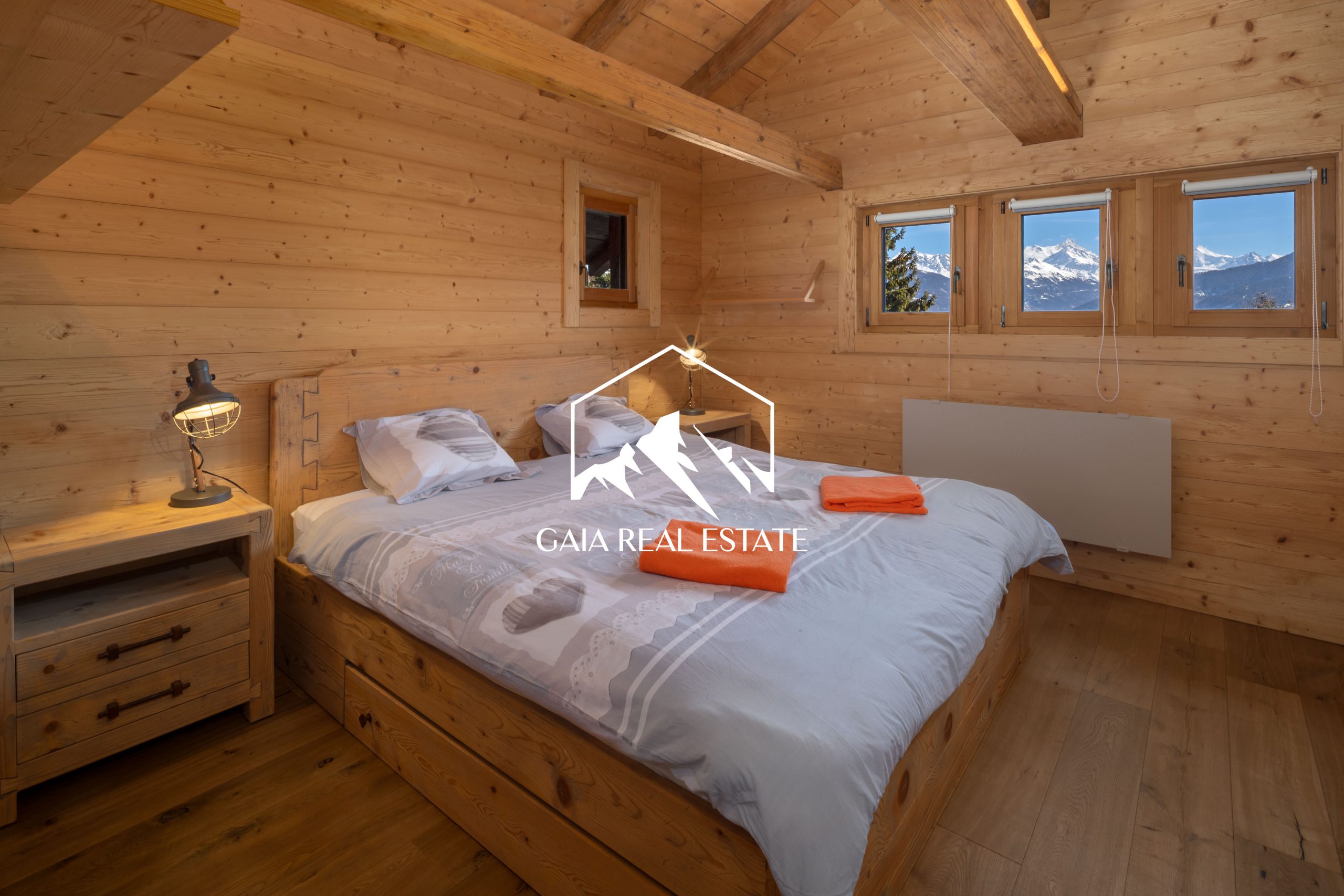 Holzverkleidetes Schlafzimmer mit Bergblick