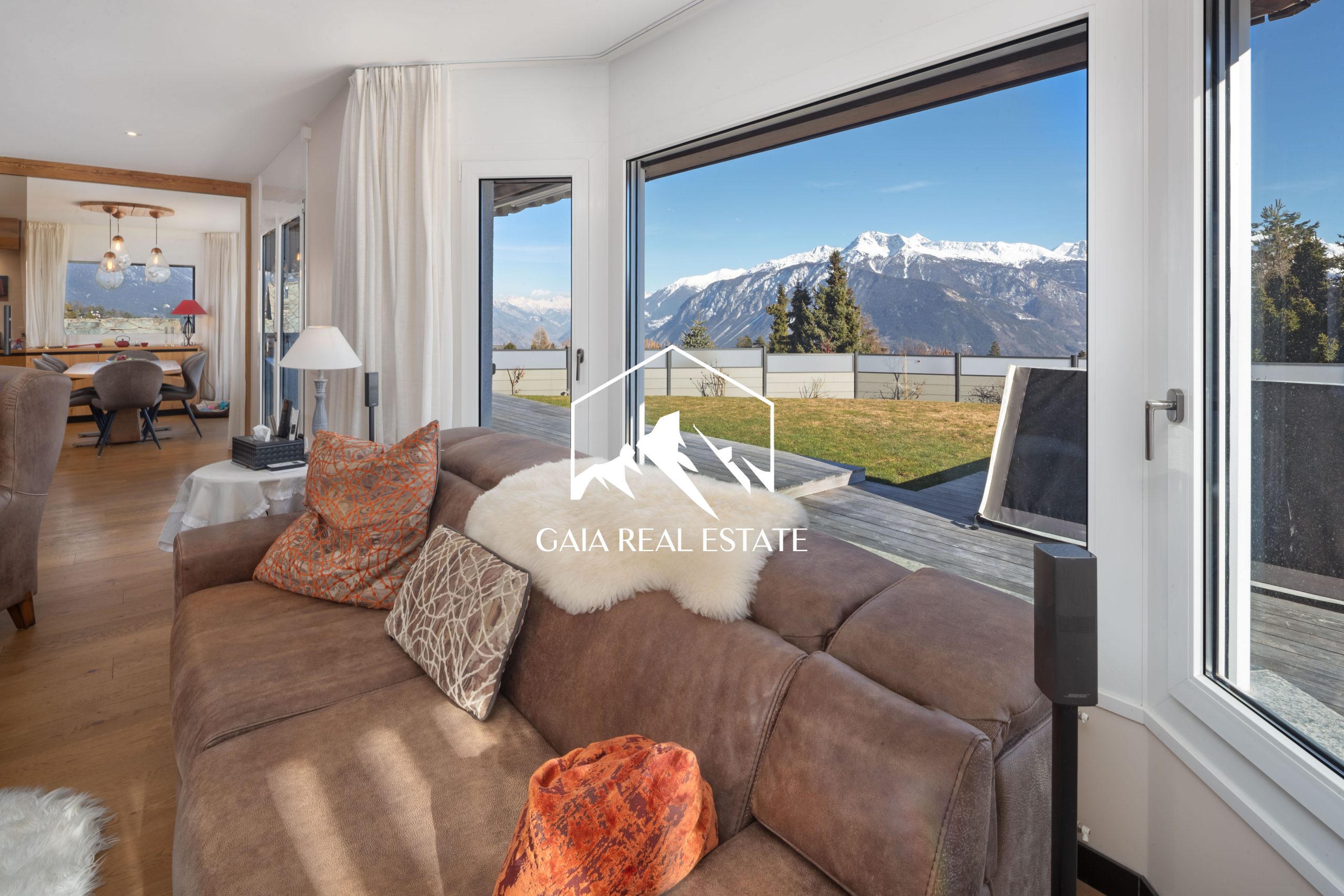 Wohnzimmer mit Panoramablick auf Berge