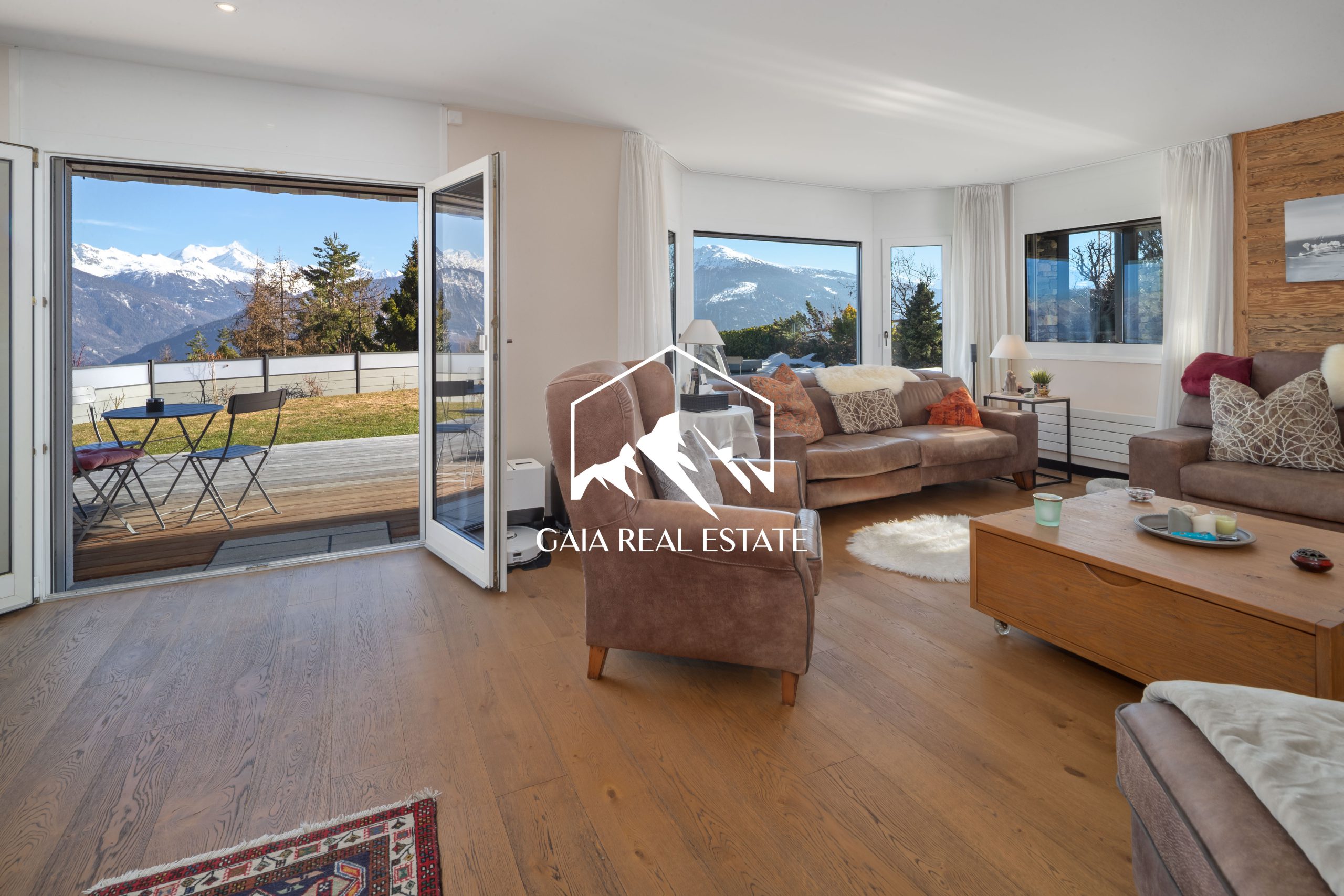 Wohnzimmer mit Bergblick und Terrasse
