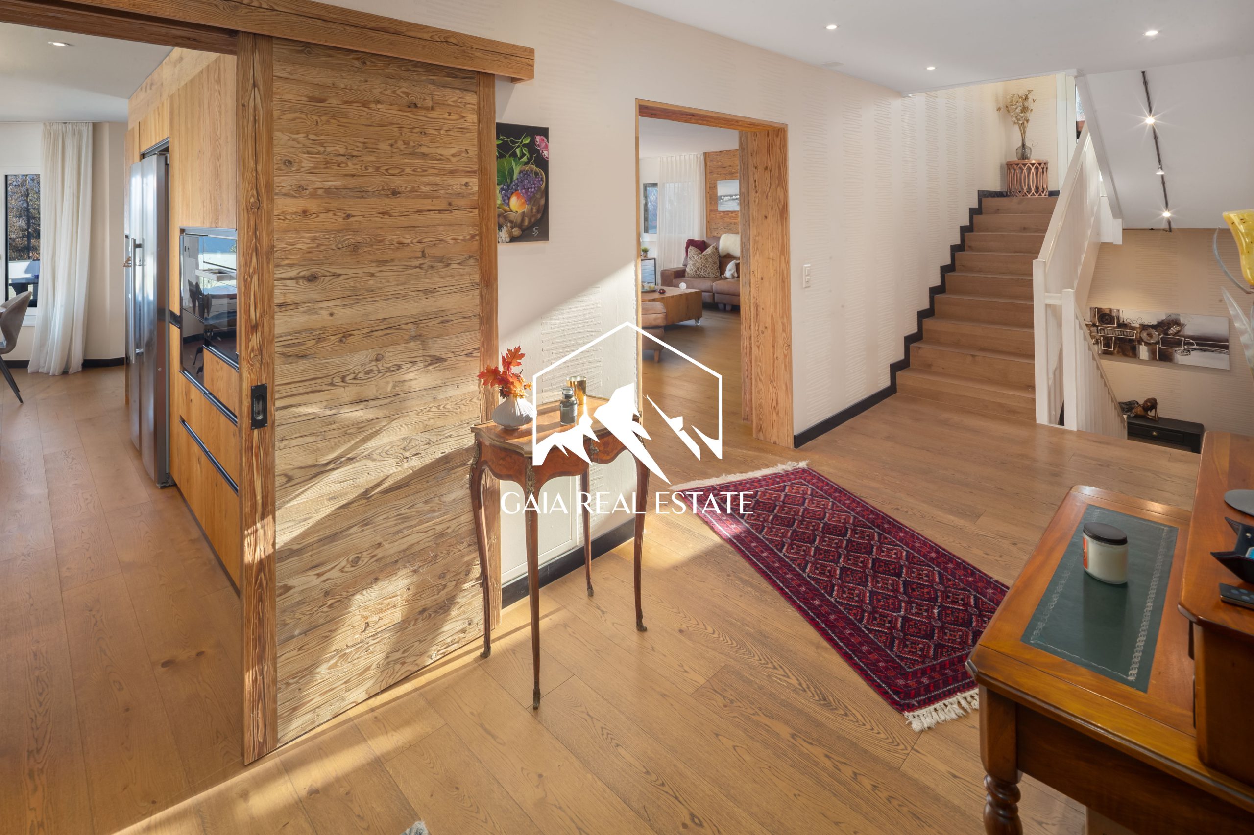 Offener Wohnbereich mit Treppe und Holzdetails