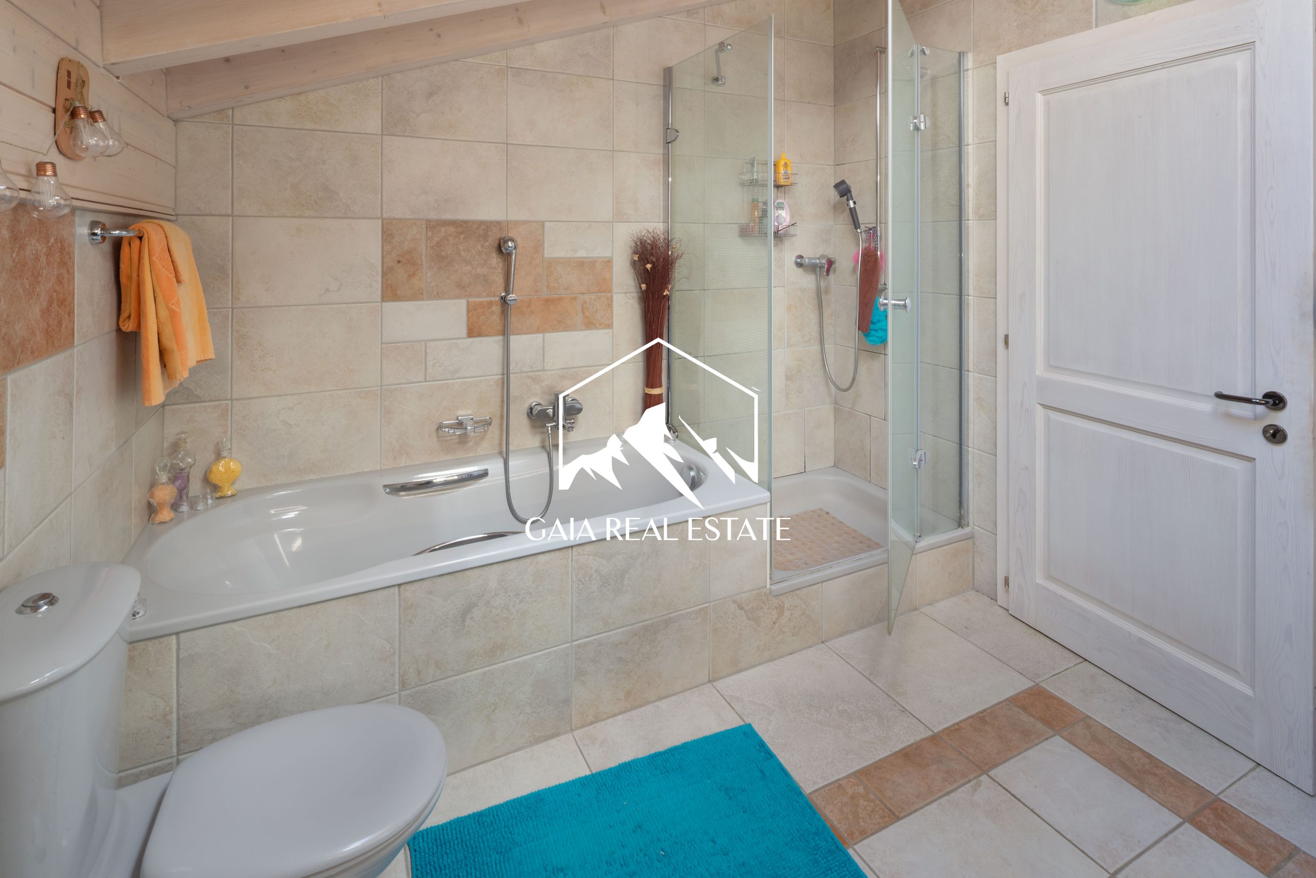Helles Badezimmer mit Badewanne und Dusche