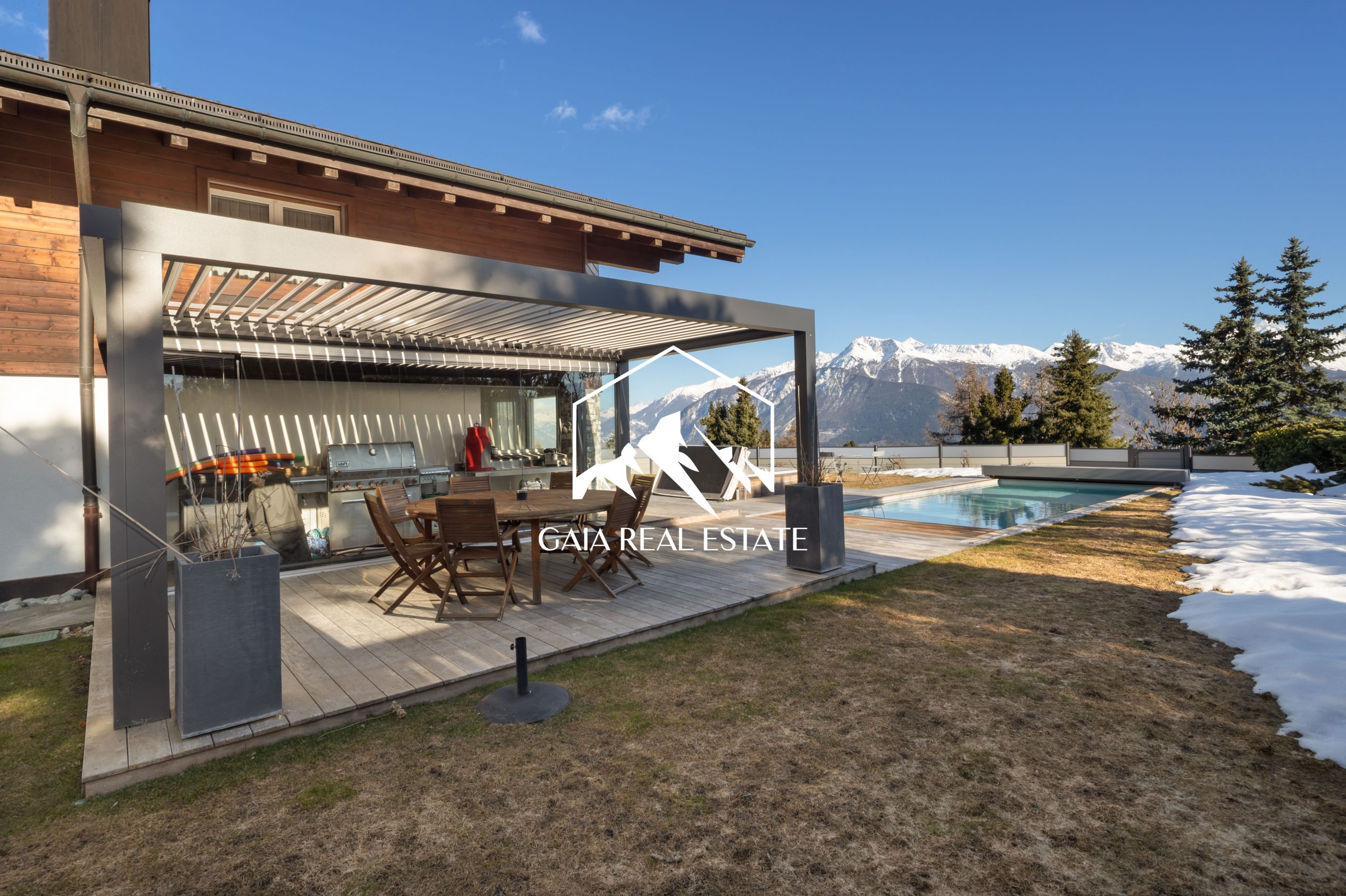 Außenbereich mit Pergola, Pool und Bergblick