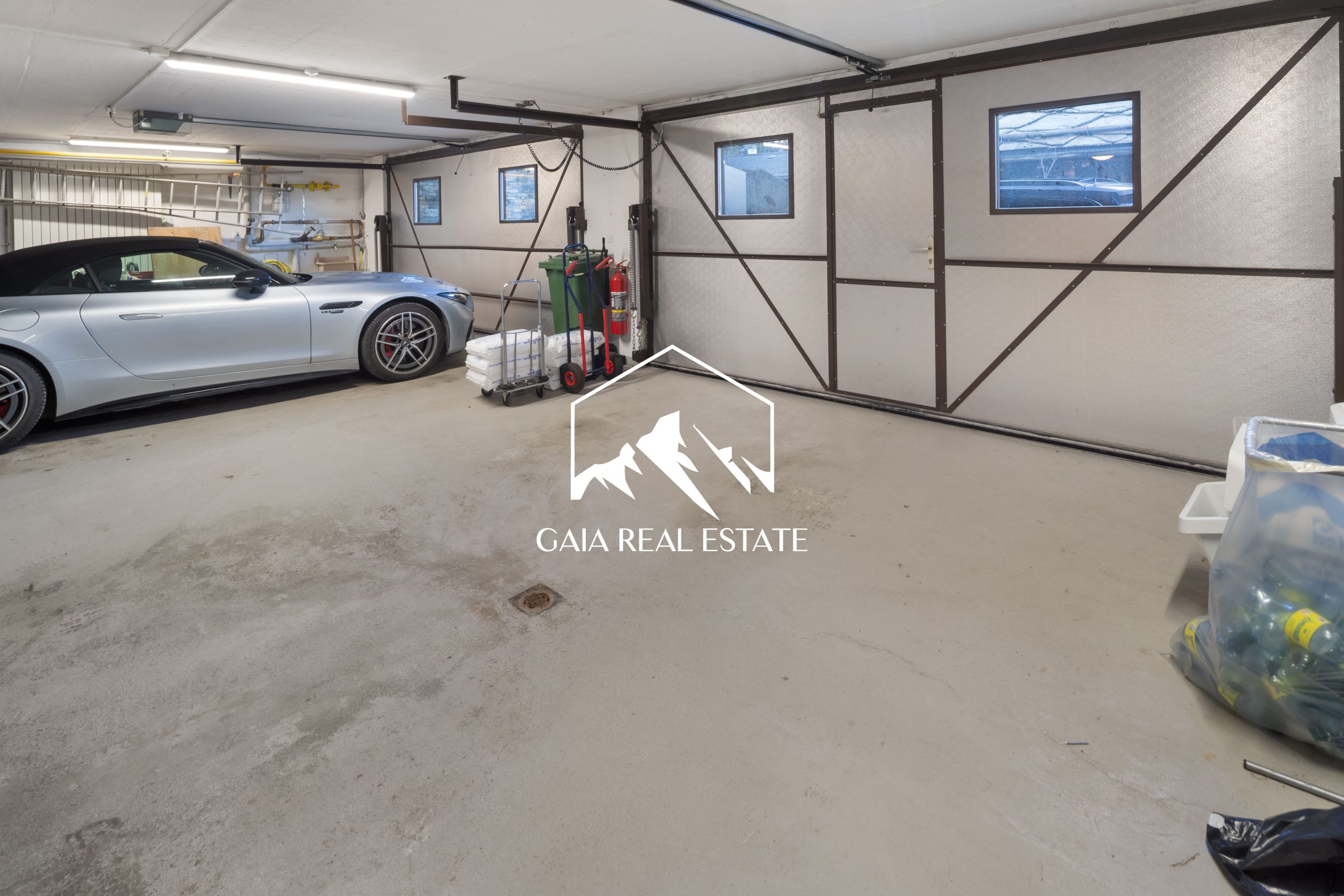 Garage mit Fahrzeug und Lagerbereich
