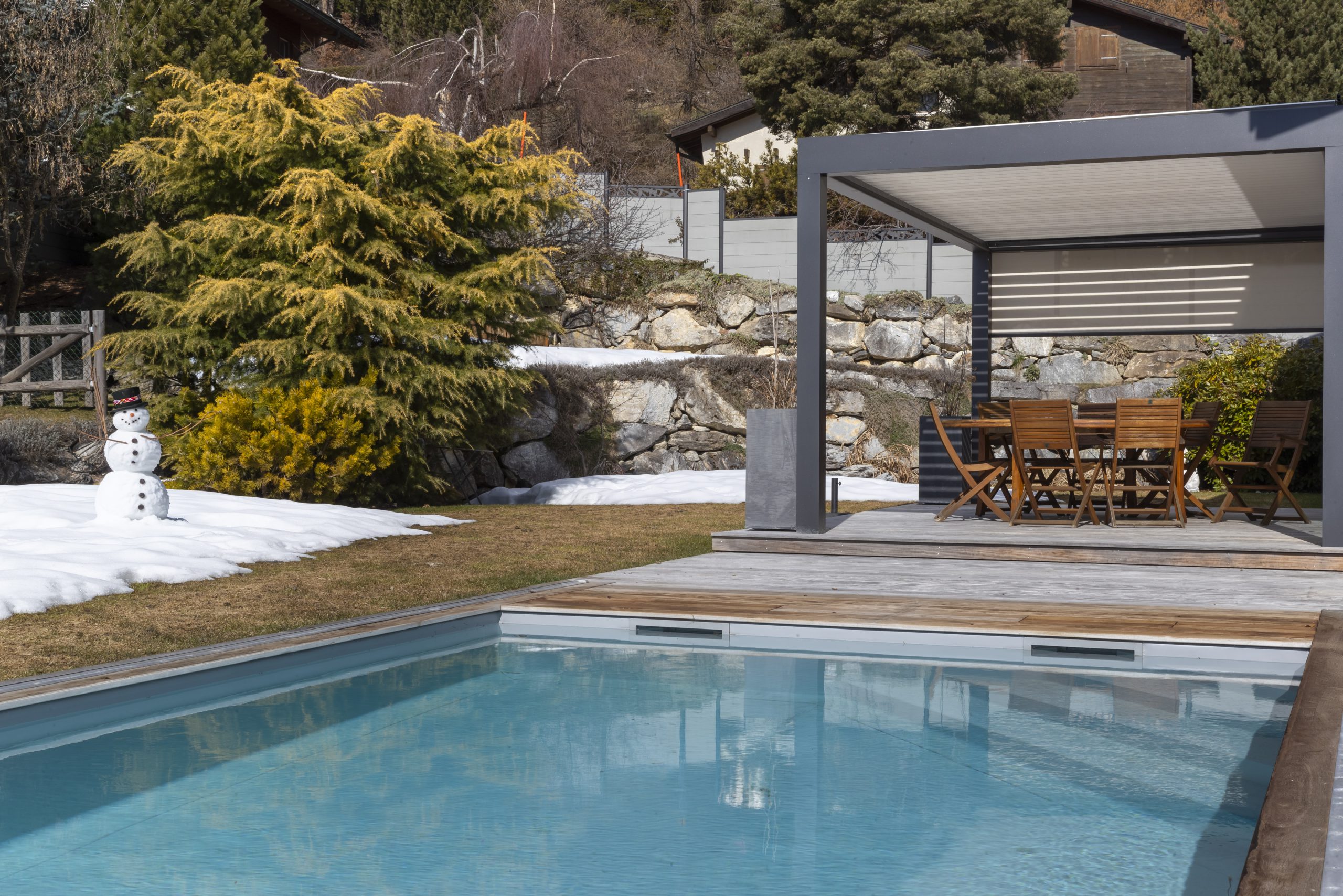 Außenbereich mit Pool und Pergola