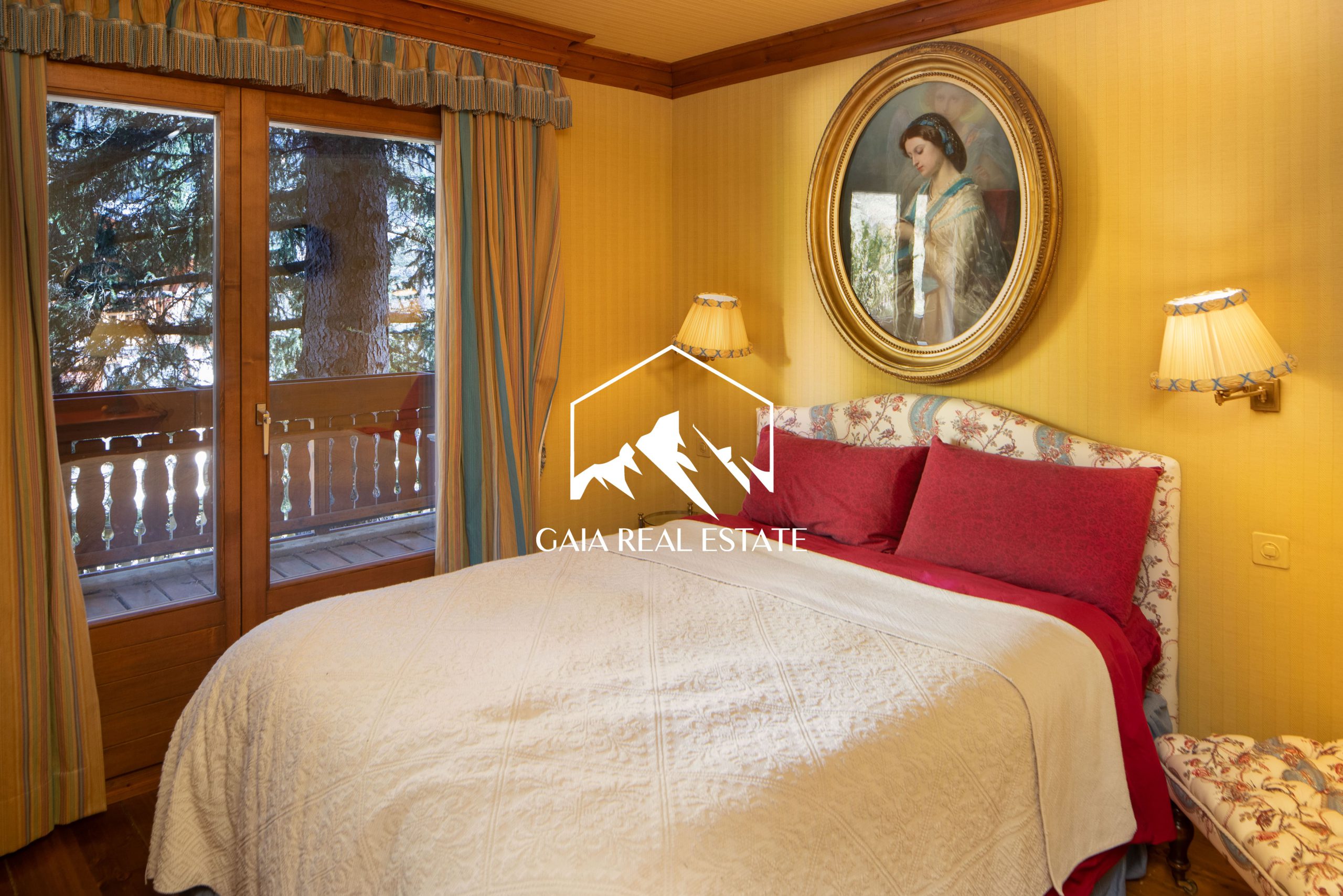 Gemütliches Schlafzimmer mit Balkonblick