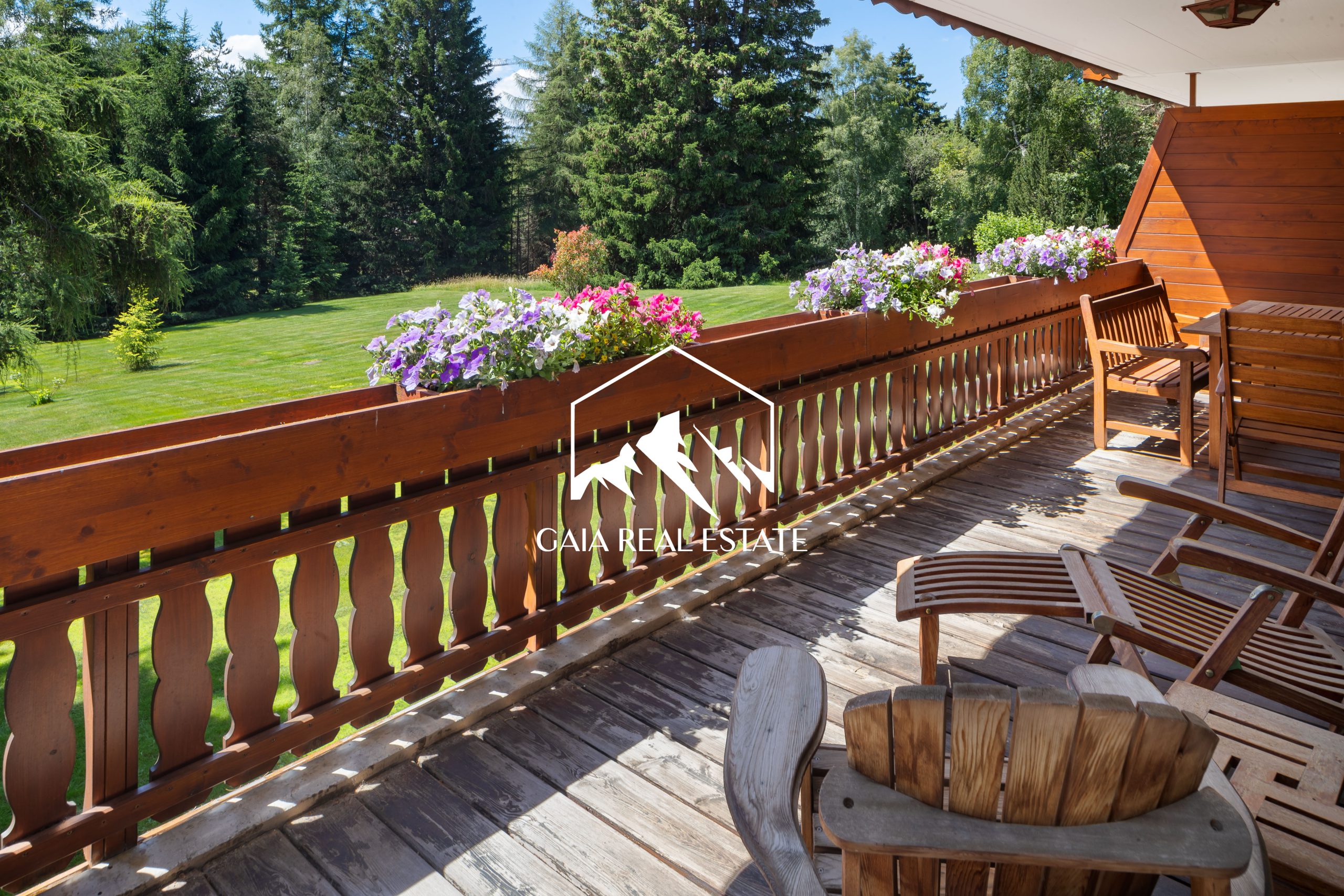 Holzbalkon mit Gartenblick