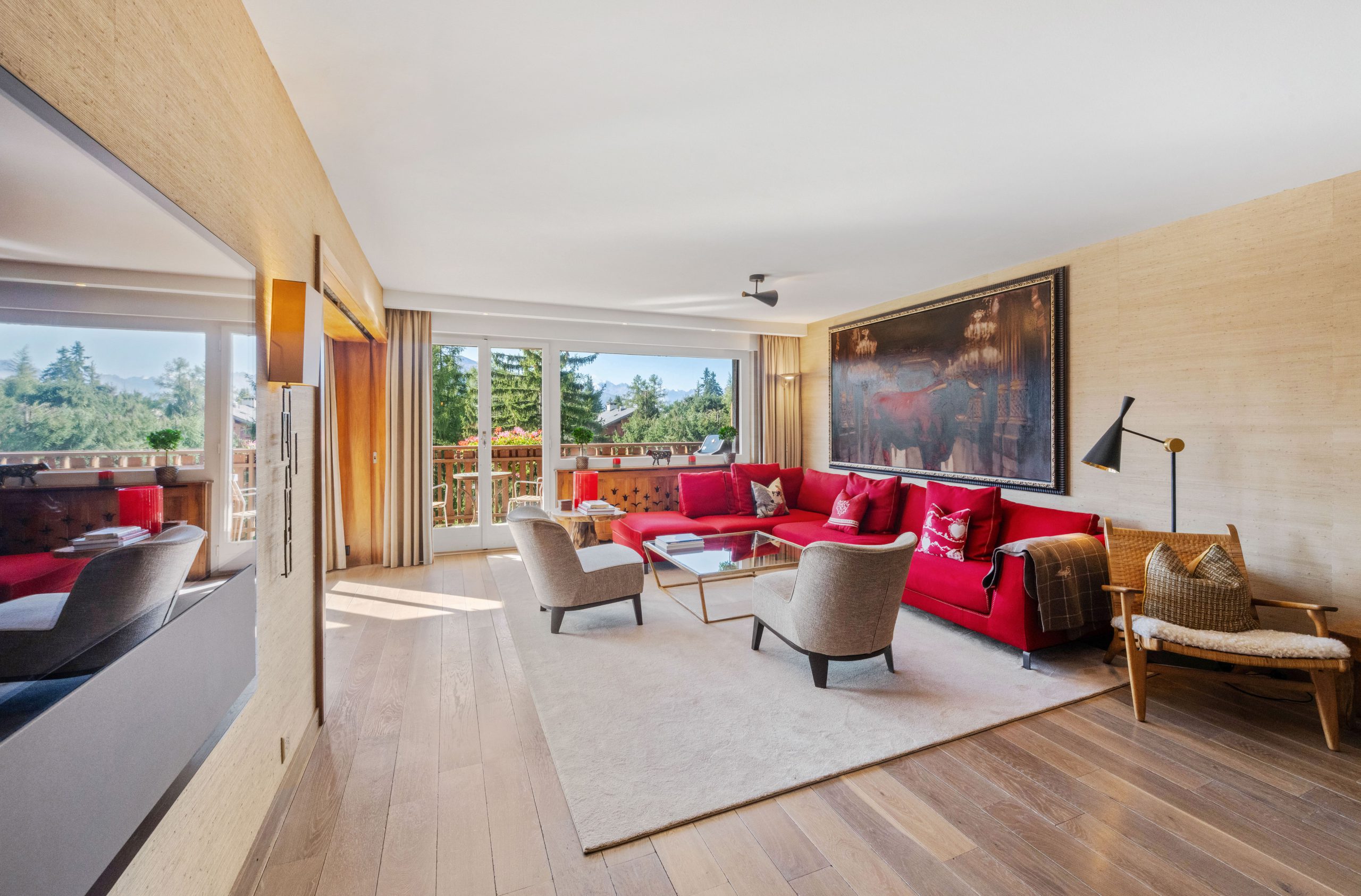 Helles Wohnzimmer mit Bergblick