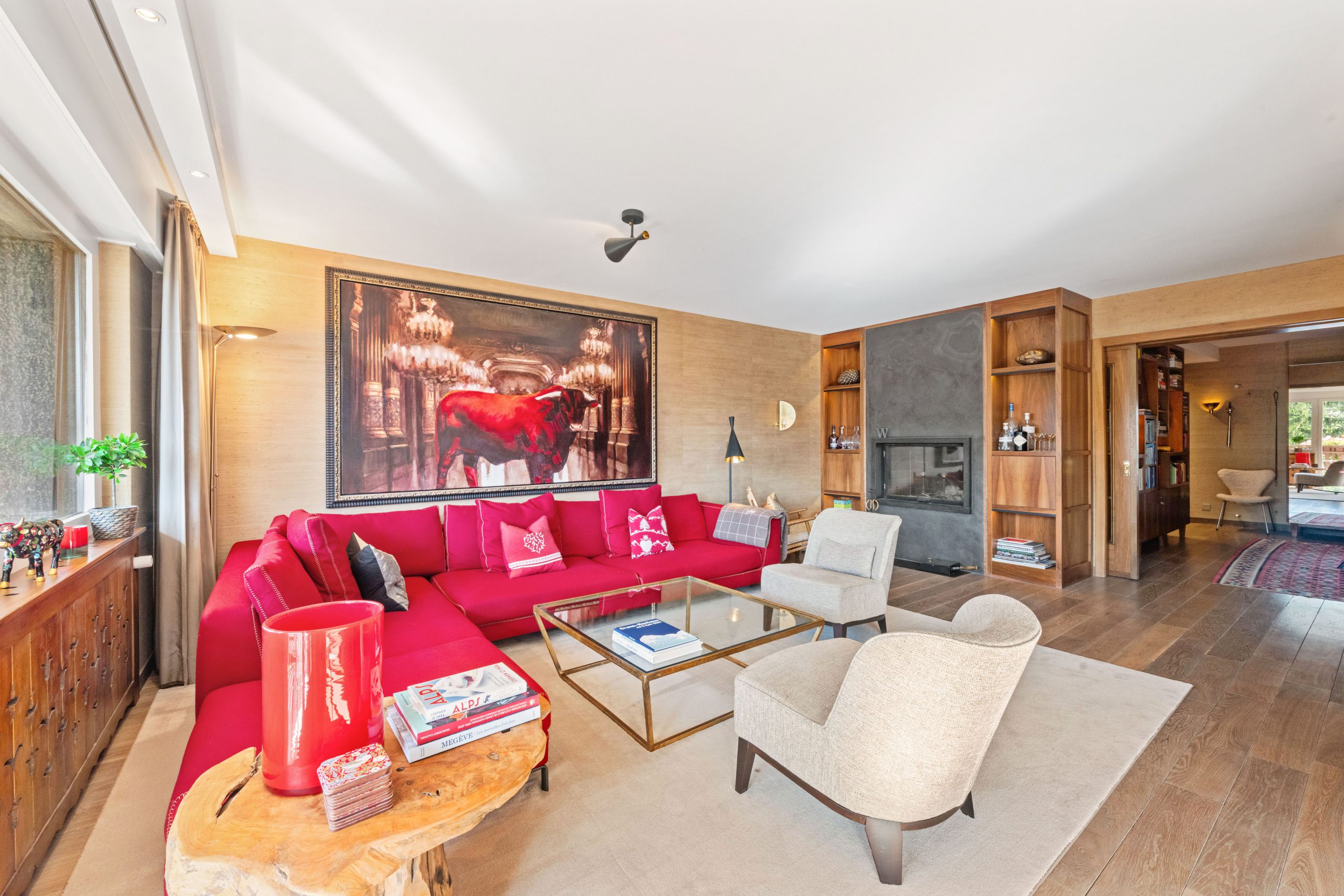 Modernes Wohnzimmer mit Kamin und Kunstwerk