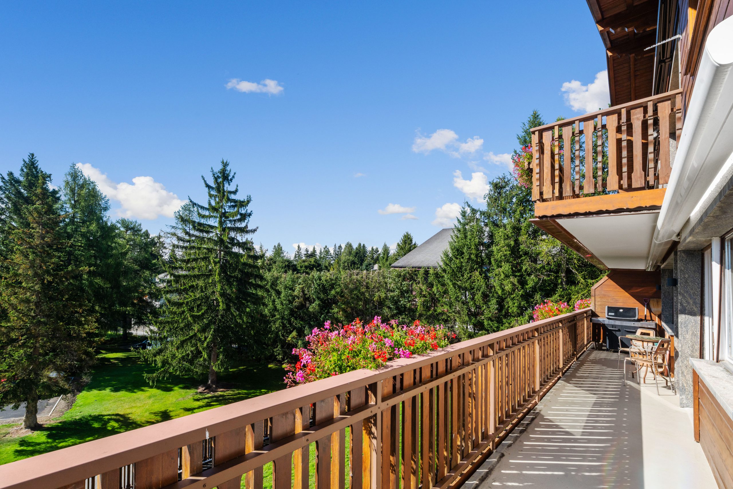 Balkon mit Berg- und Gartenblick