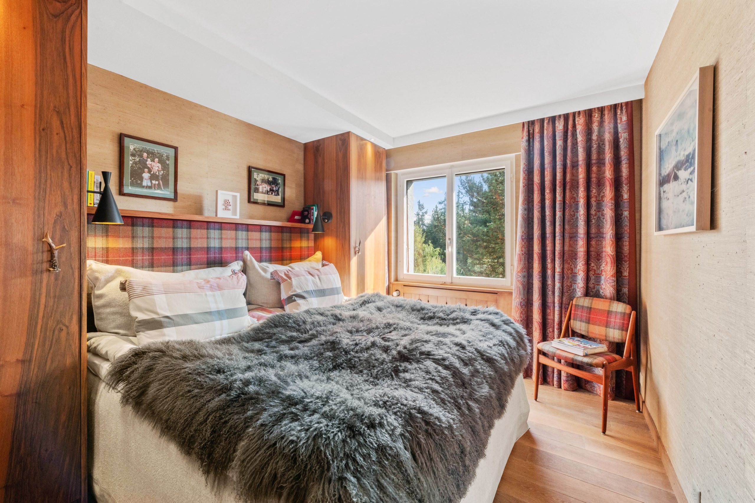 Gemütliches Schlafzimmer mit Holzverkleidung