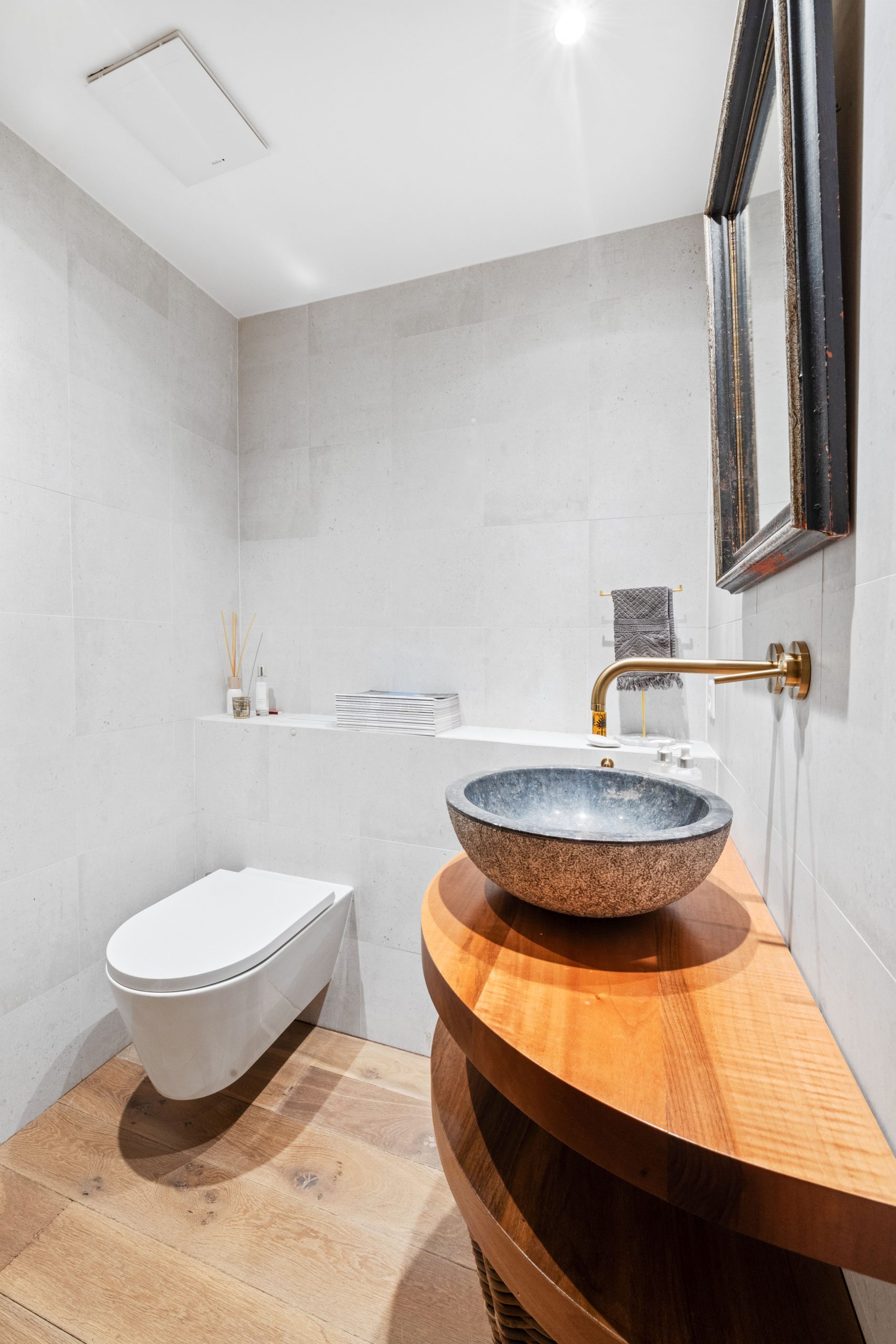 Kleines modernes Gäste-WC mit Naturstein-Waschbecken