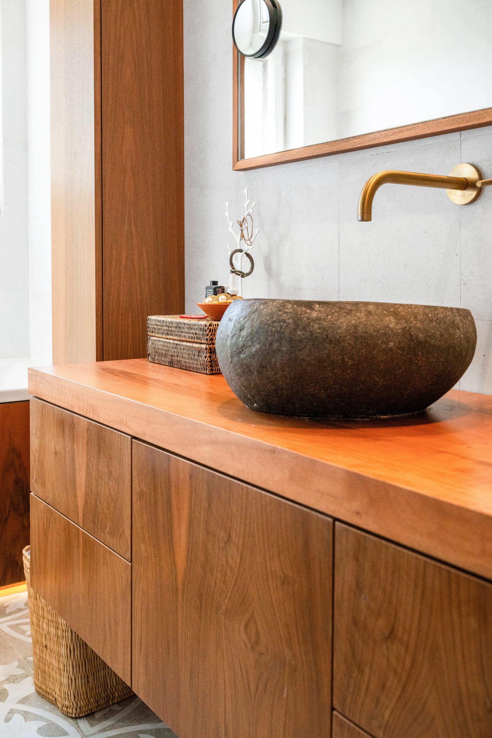 Modernes Badezimmer mit Holzwaschtisch und Steinbecken
