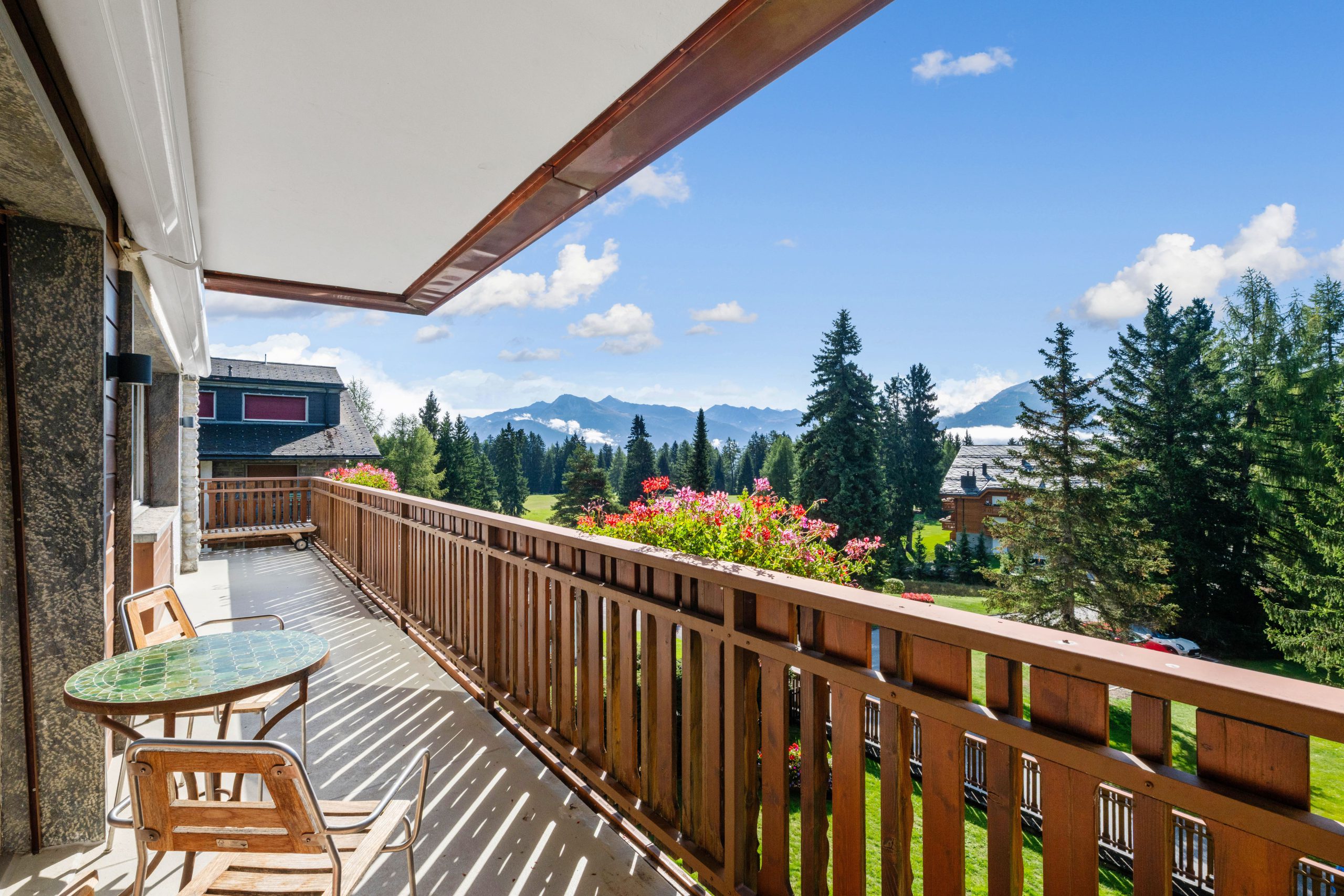 Balkon mit Bergblick