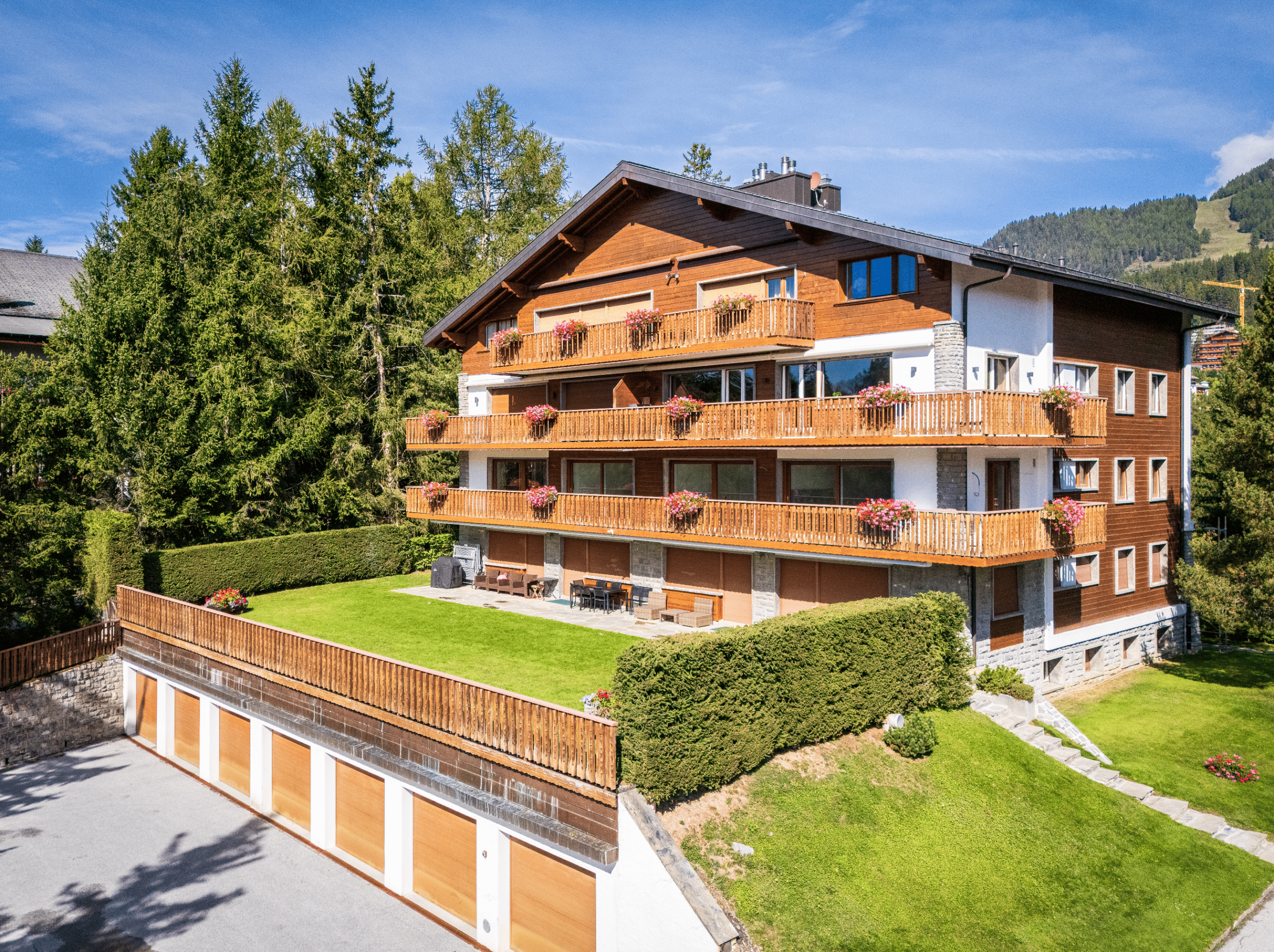 Alpen-Chalet mit Balkonen