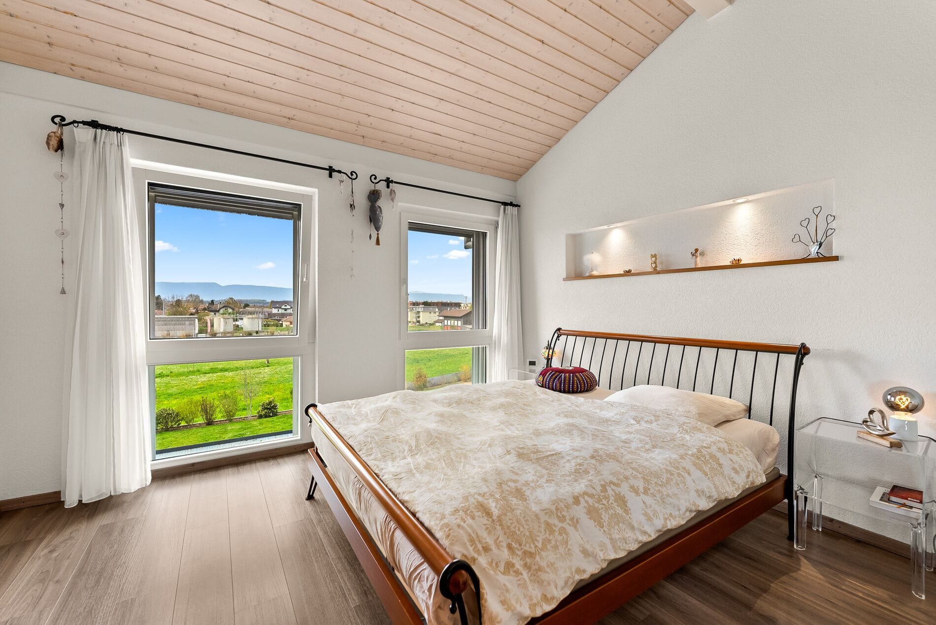 Helles Schlafzimmer mit Ausblick
