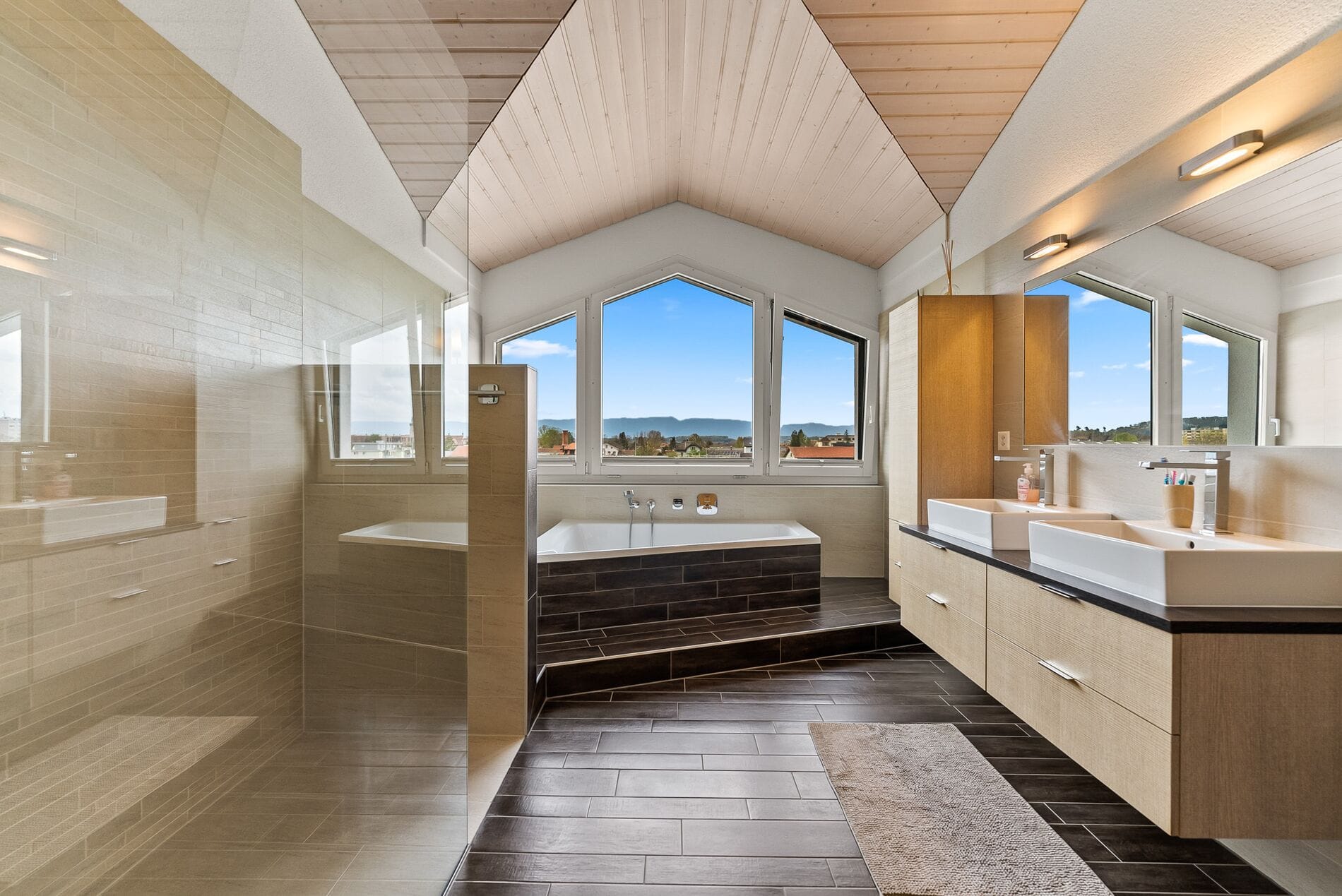 Modernes Badezimmer mit großer Badewanne und Blick ins Freie