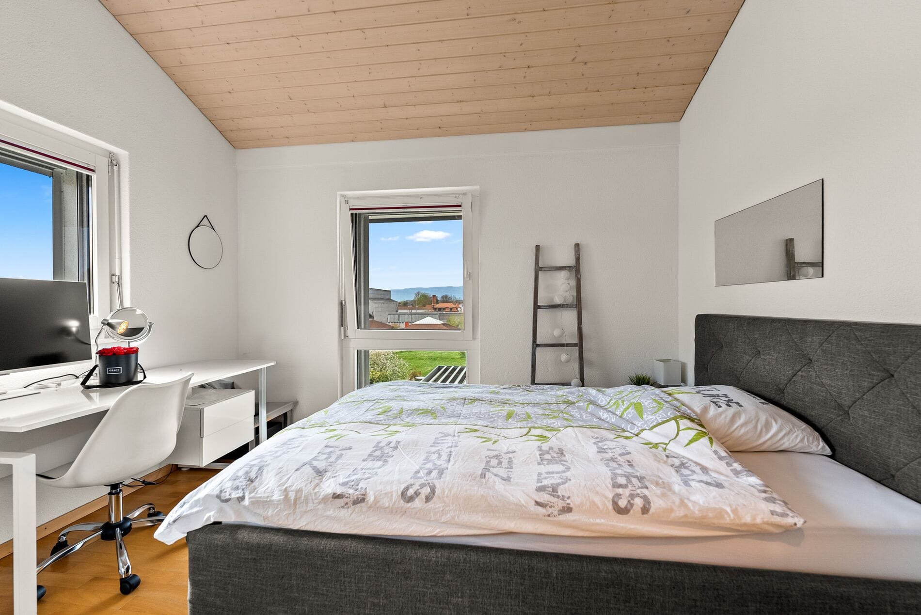Helles Schlafzimmer mit Arbeitsplatz