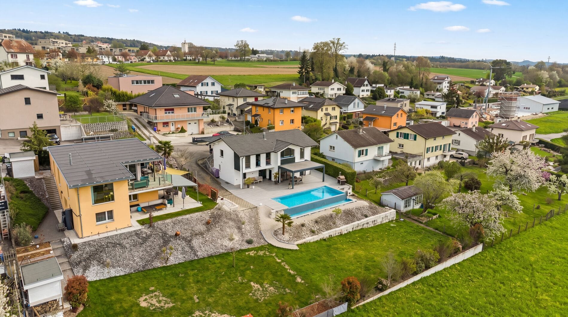 Luftaufnahme eines Wohngebiets mit Pool