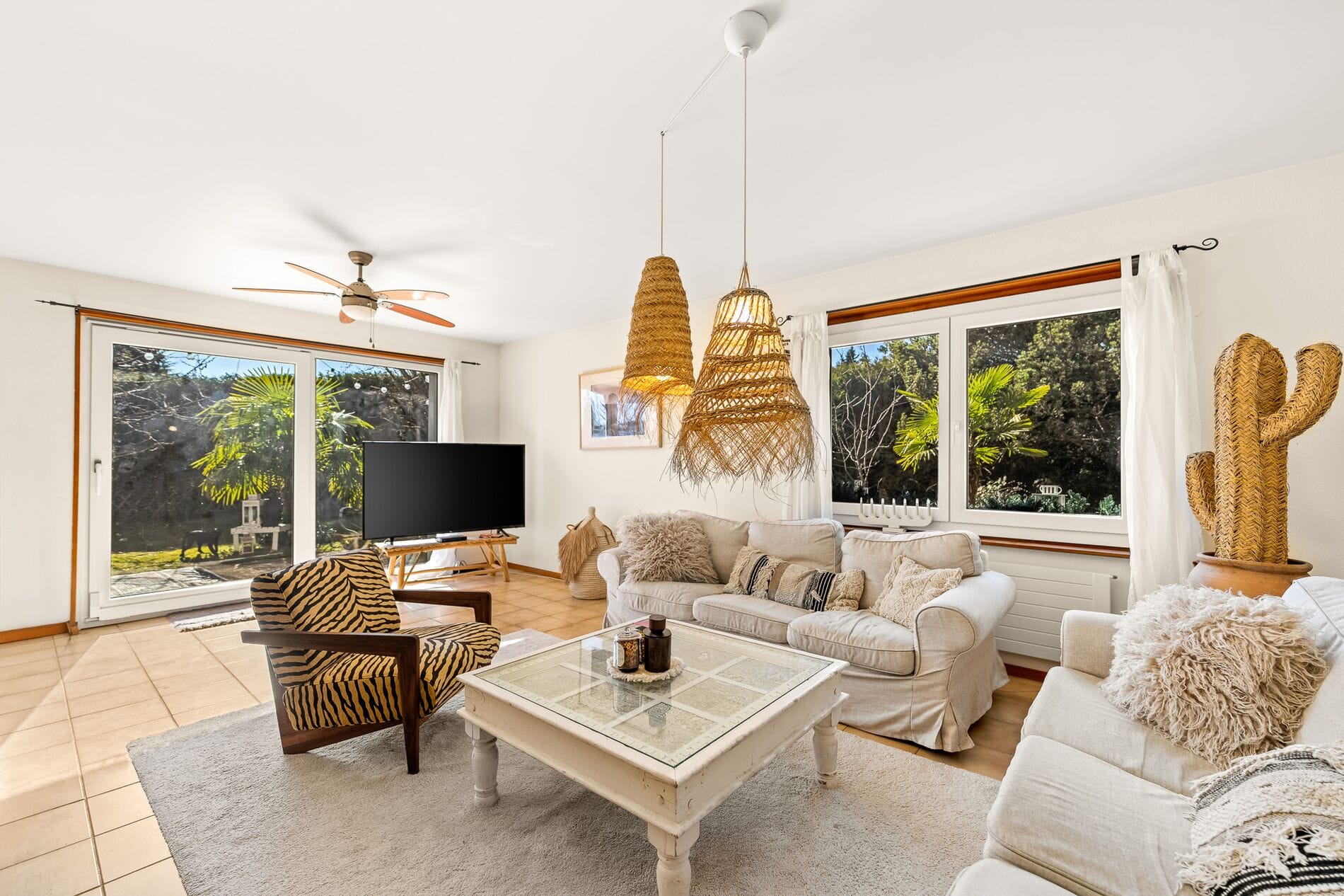 Helles Wohnzimmer mit Boho-Dekor
