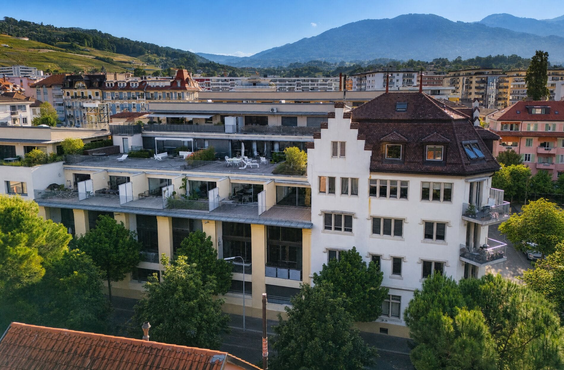 Städtische Wohnanlage mit Bergblick