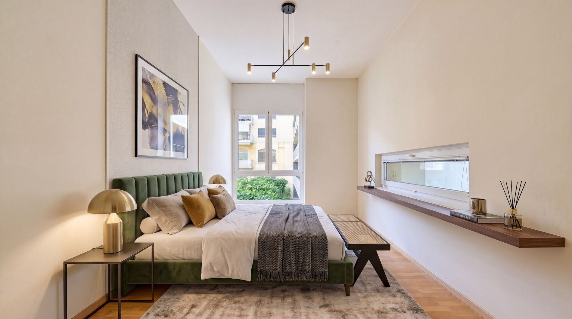 Modernes Schlafzimmer mit stilvollem Staging