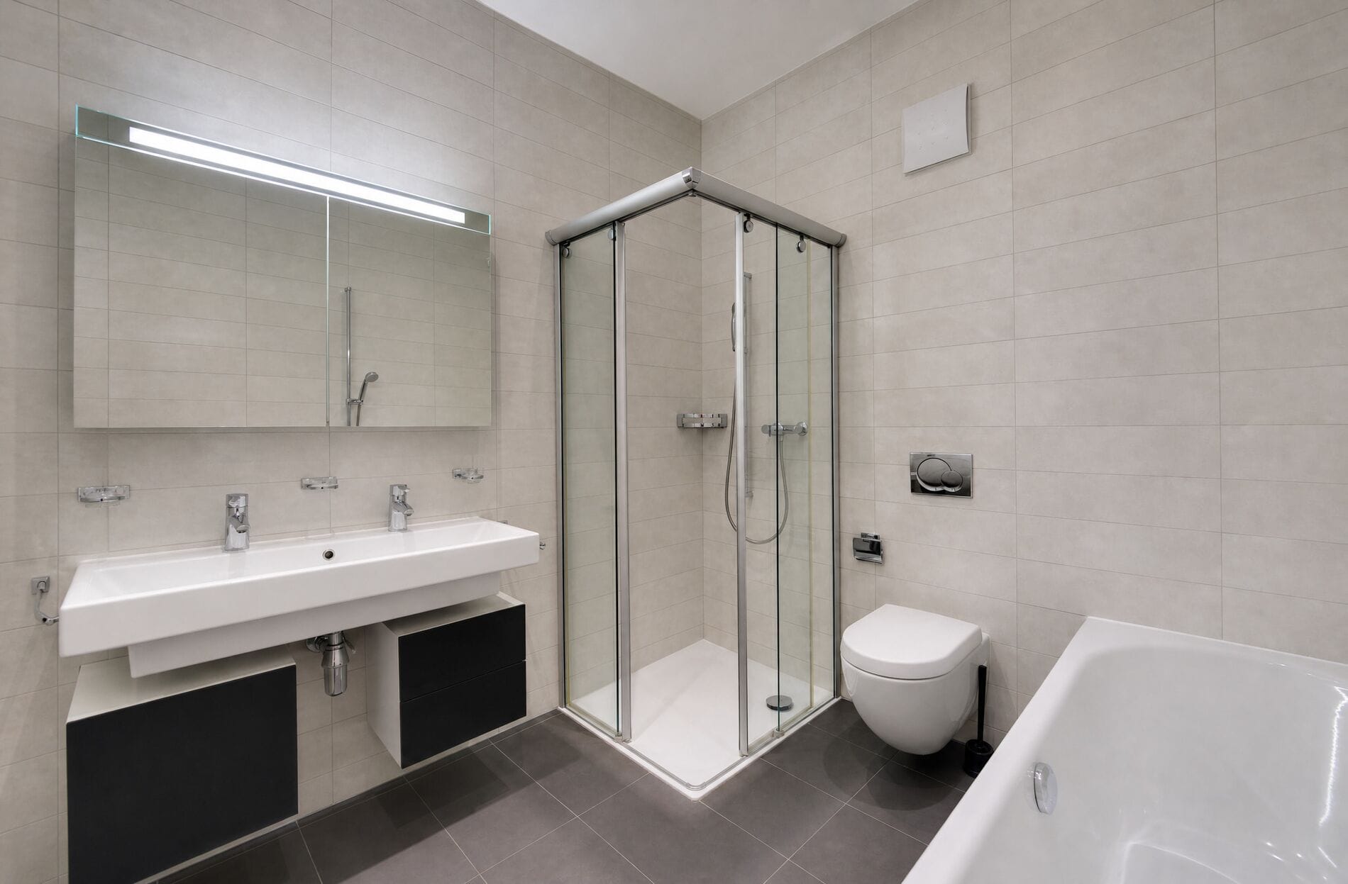 Modernes Badezimmer mit Dusche, Waschplatz, WC und Wanne