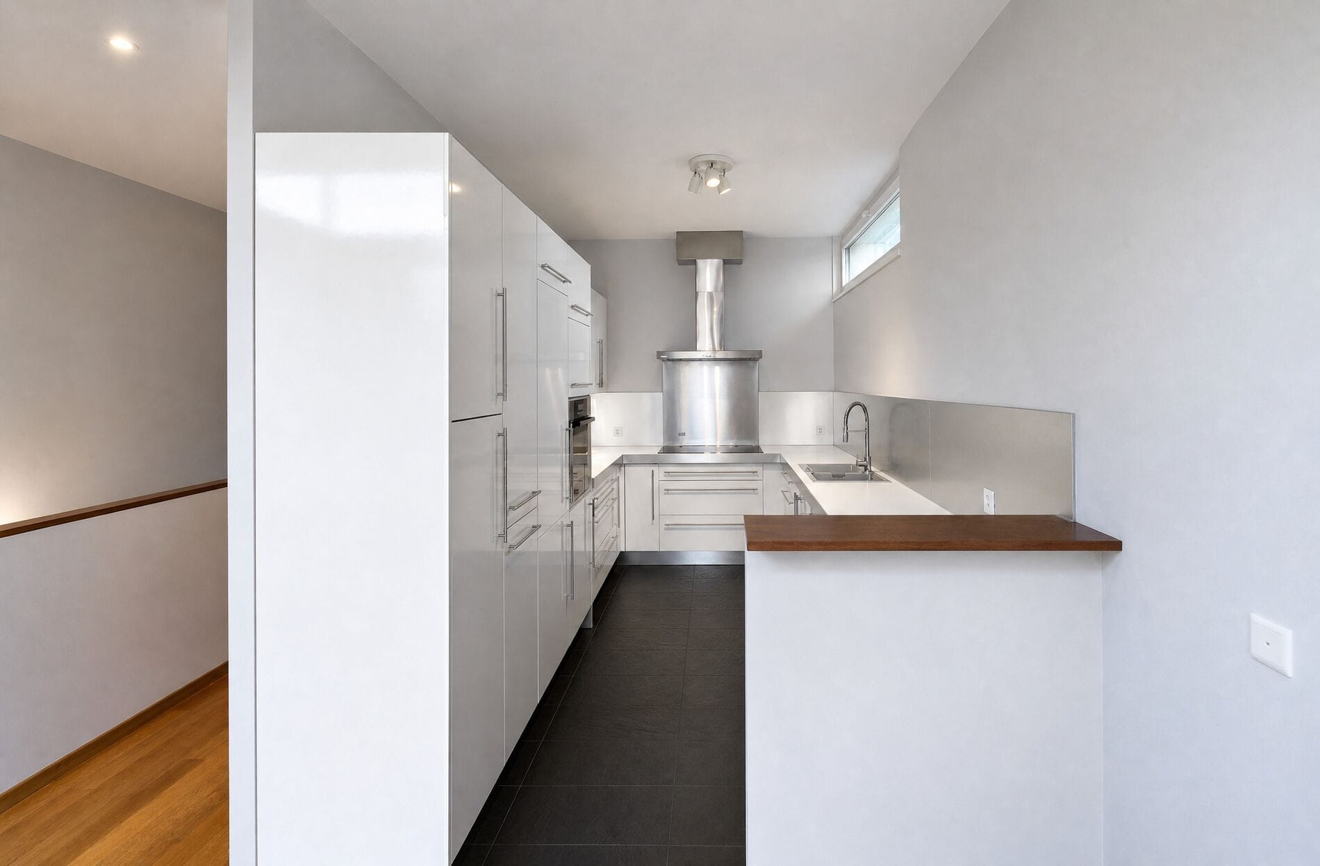 Moderne Küche mit heller Einbauzeile