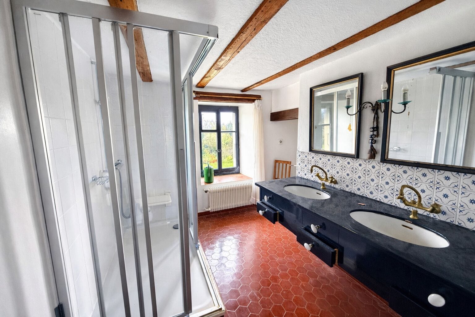 Helles Badezimmer mit Doppelwaschtisch und Dusche