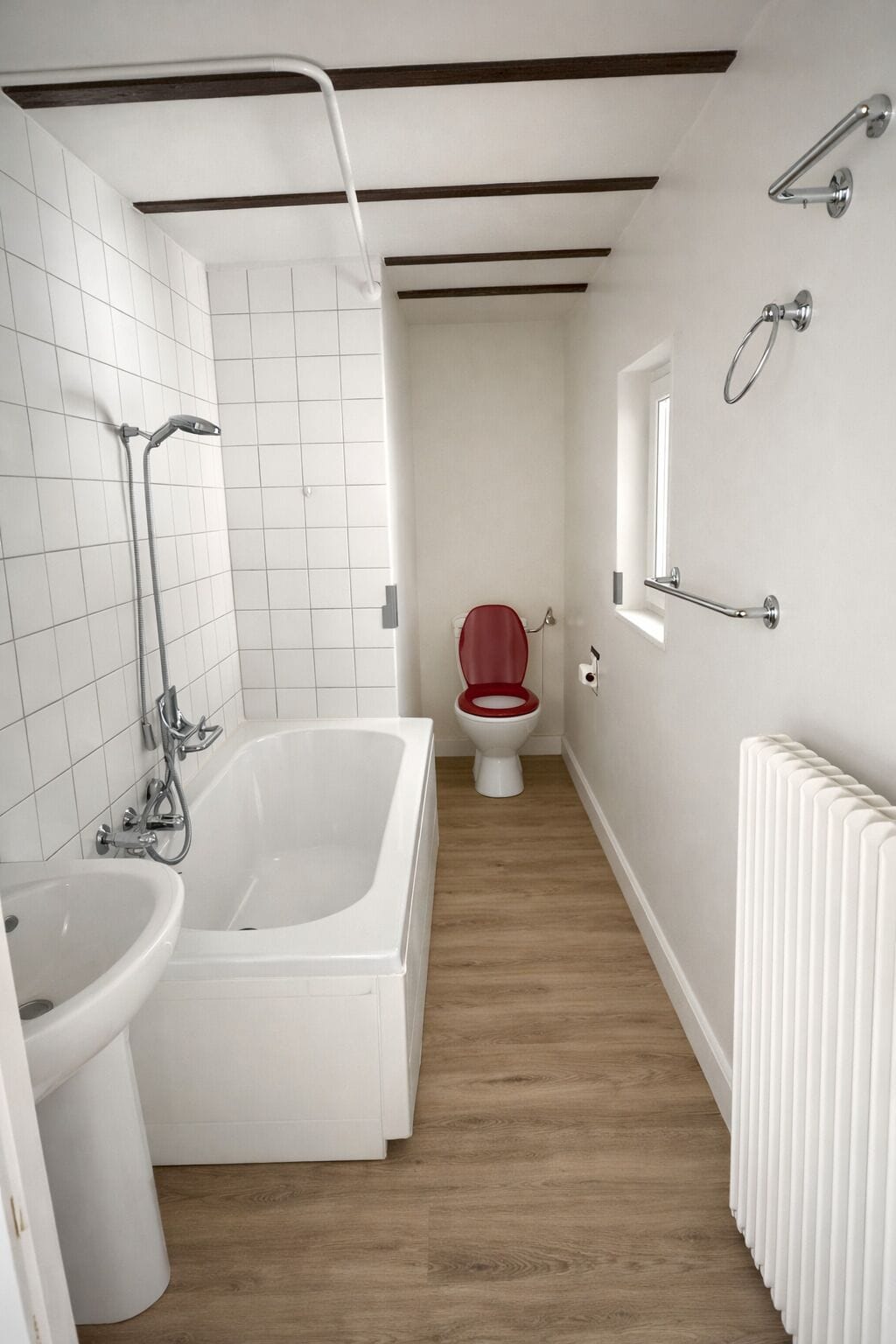 Schmales Badezimmer mit Wanne und WC