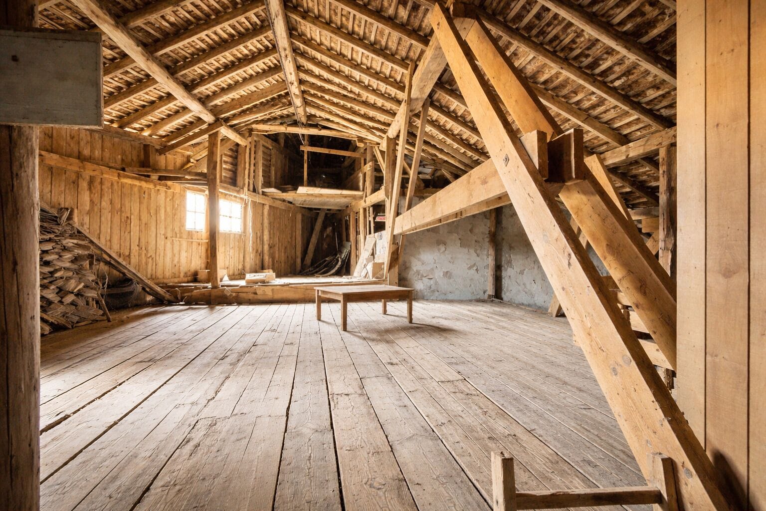 Historischer Dachboden mit Holztragwerk