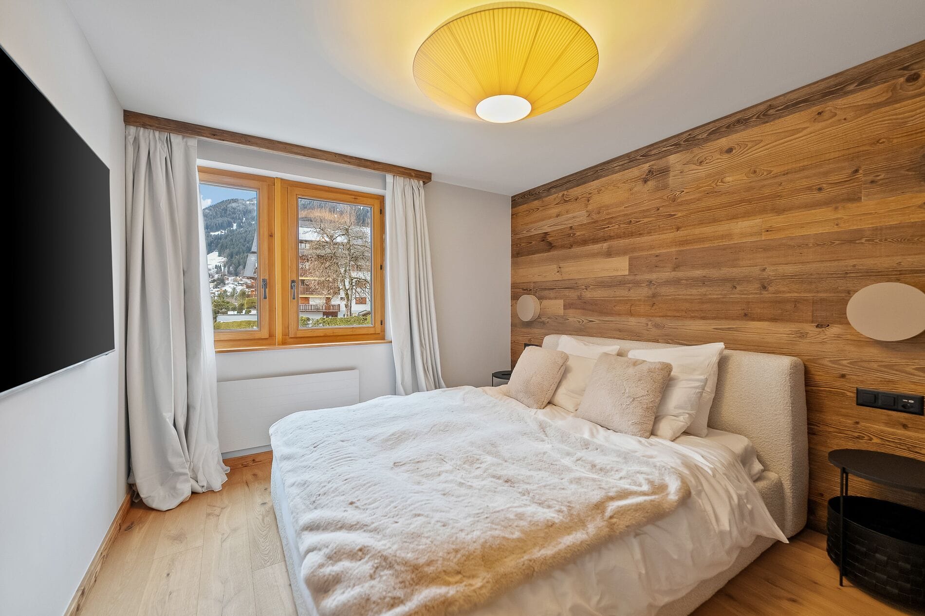 Gemütliches Schlafzimmer mit Holzakzenten