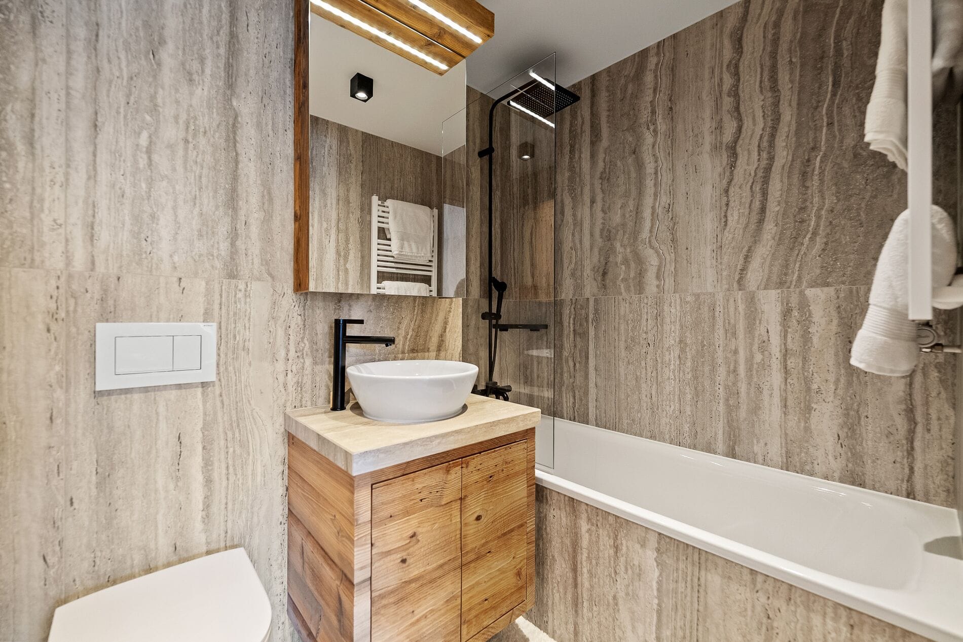 Modernes Badezimmer mit Holzwaschtisch und Badewanne